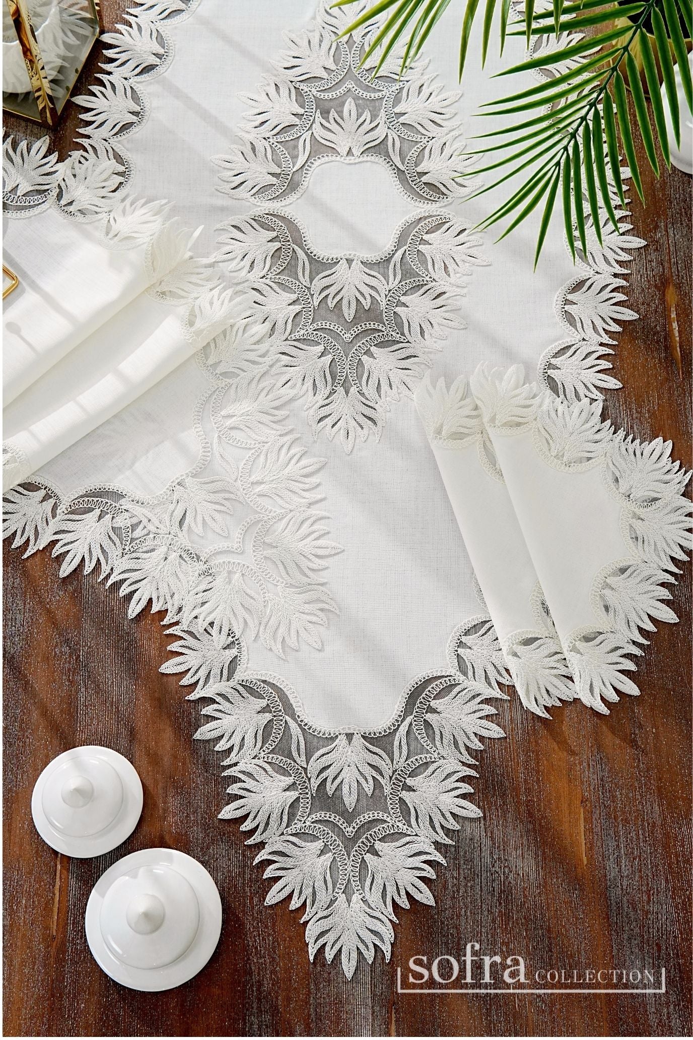 طقم مفارش صالون  ٥ قطع مزين بدانتيل اوف وايت – موديل هنزاده - قماش كتان فاخر مقاوم للبقع