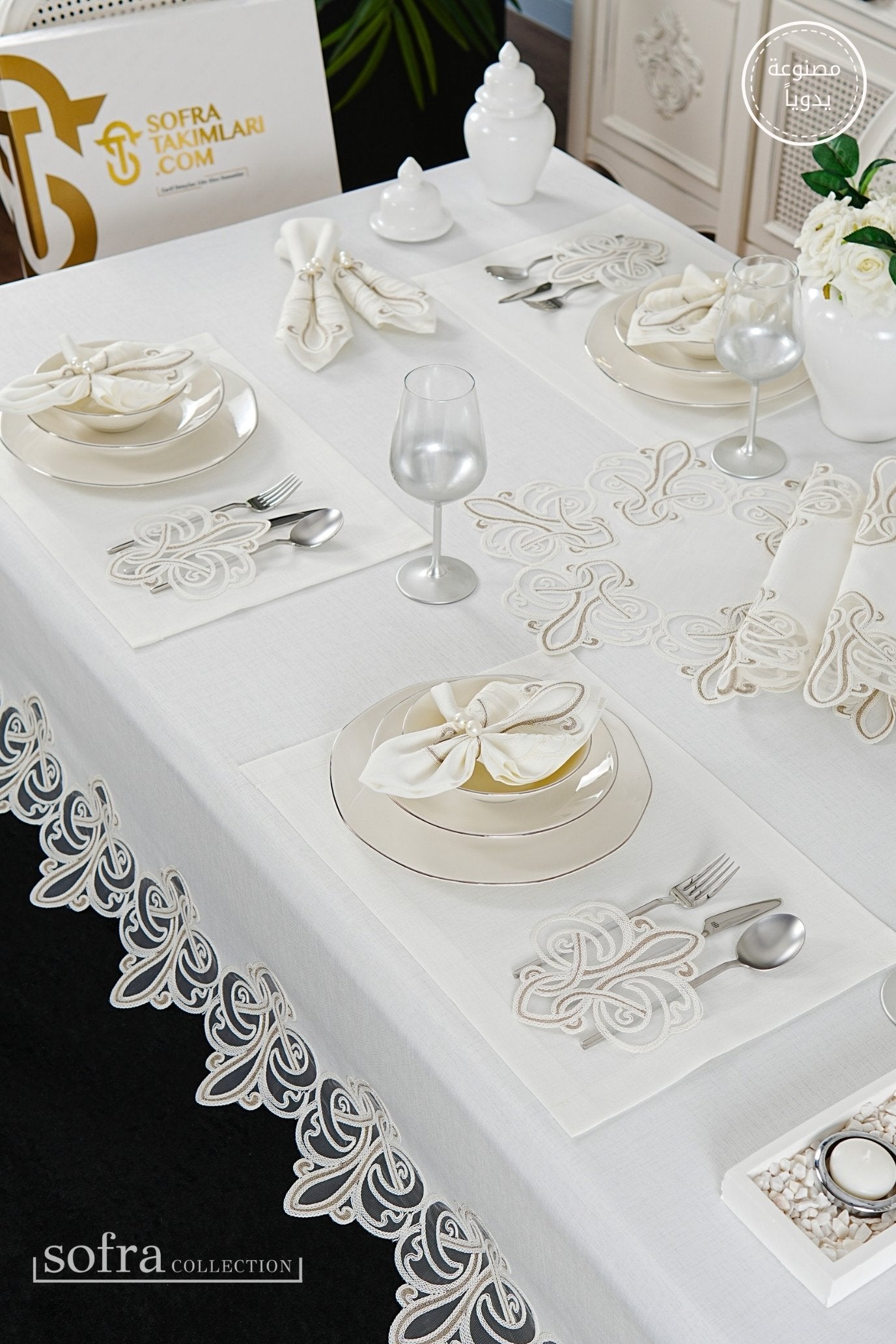 طقم مفارش سفرة كامل مزين بدانتيل بنى واوف وايت - موديل فينتو  – ٣٨ قطعة – ١٢ شخص - قماش كتان مقاوم للبقع