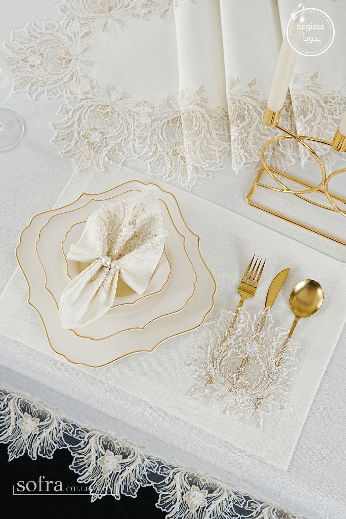 طقم مفارش سفرة كامل مزين بدانتيل ذهبى واوف وايت - موديل تاج محل  – ٣٨ قطعة – ١٢ شخص - قماش كتان مقاوم للبقع