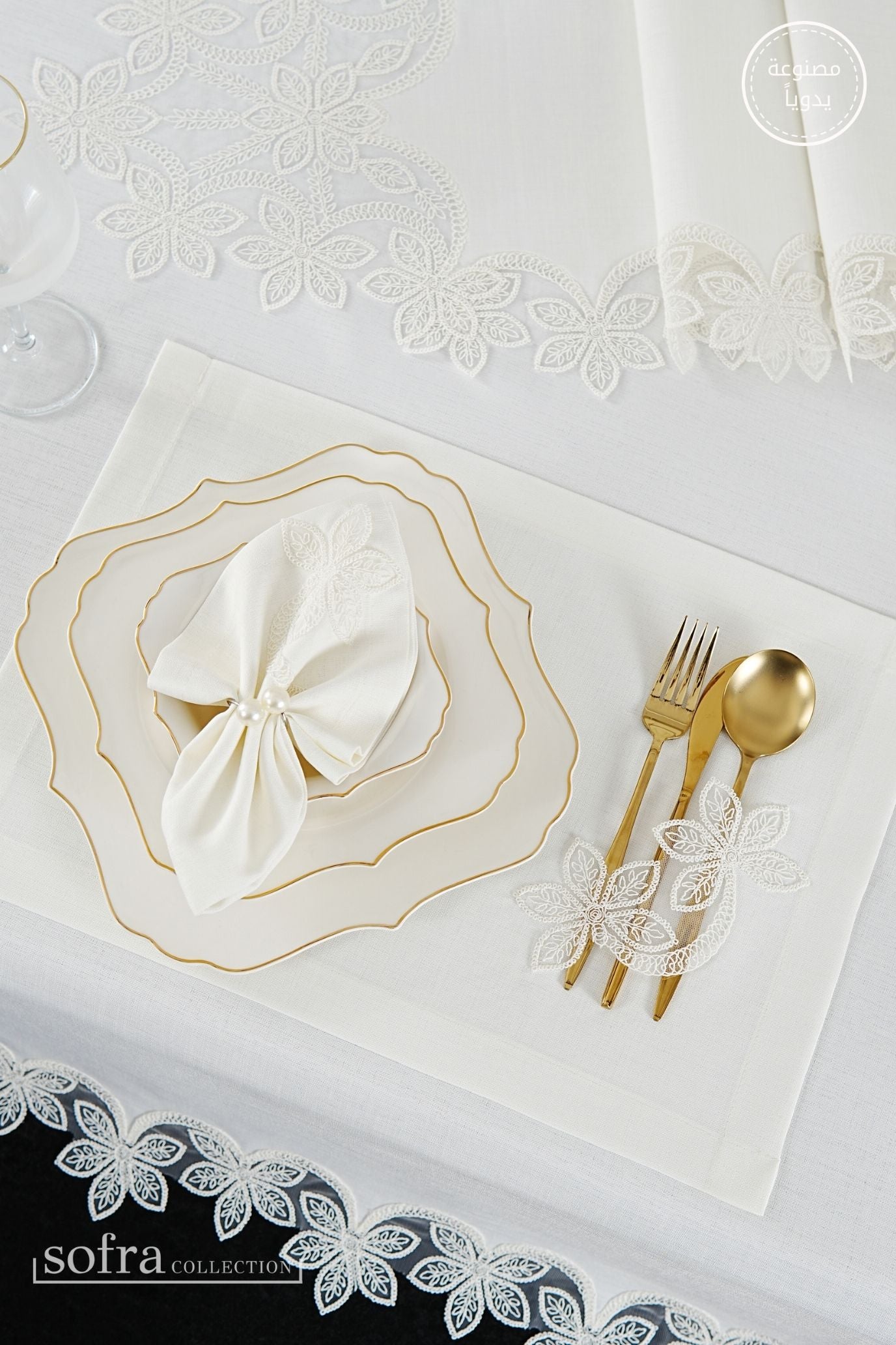 طقم مفارش سفرة كامل مزين بدانتيل اوف وايت - موديل مانوليا  – ٣٨ قطعة – ١٢ شخص - قماش كتان مقاوم للبقع