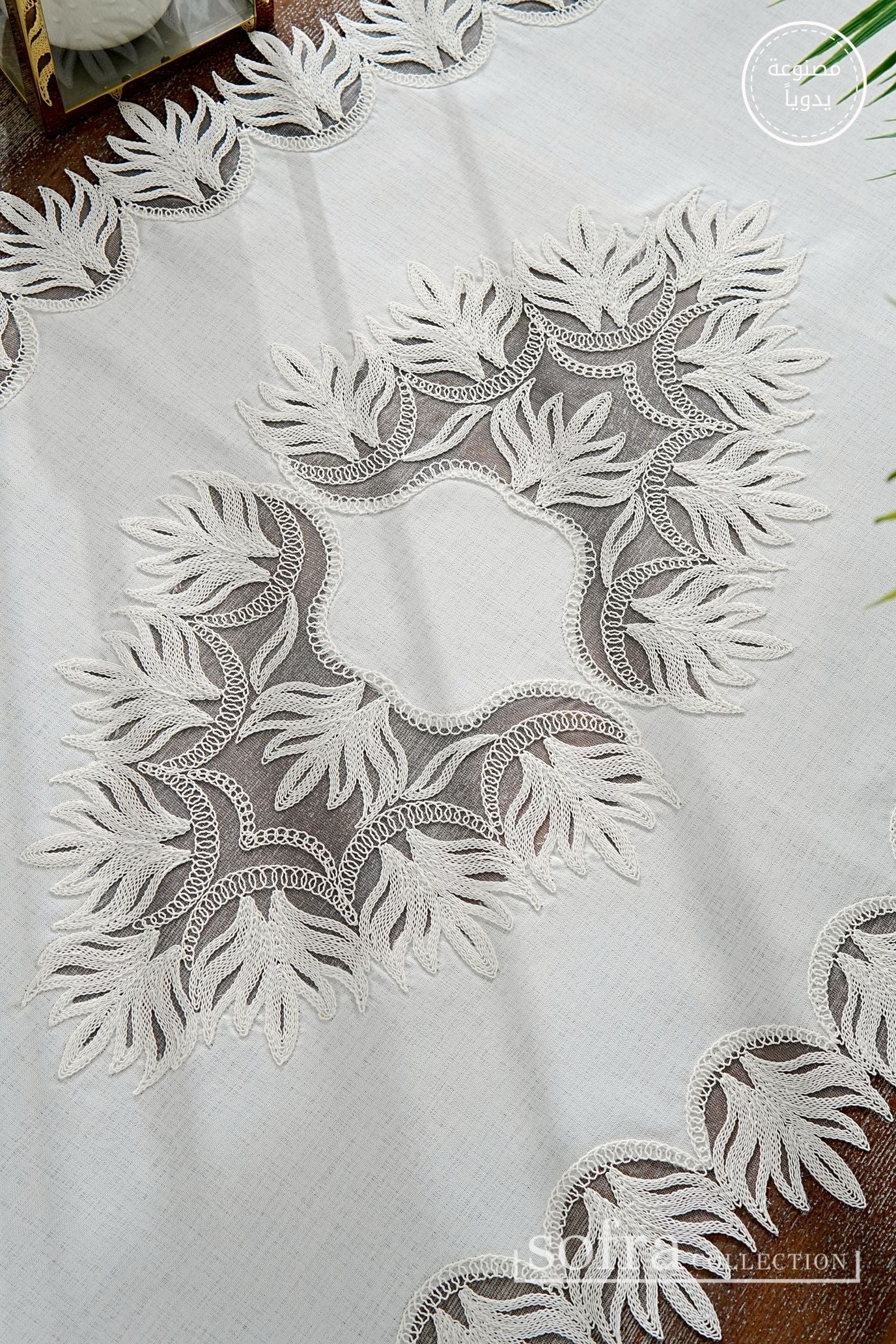 طقم مفارش صالون  ٥ قطع مزين بدانتيل اوف وايت – موديل هنزاده - قماش كتان فاخر مقاوم للبقع