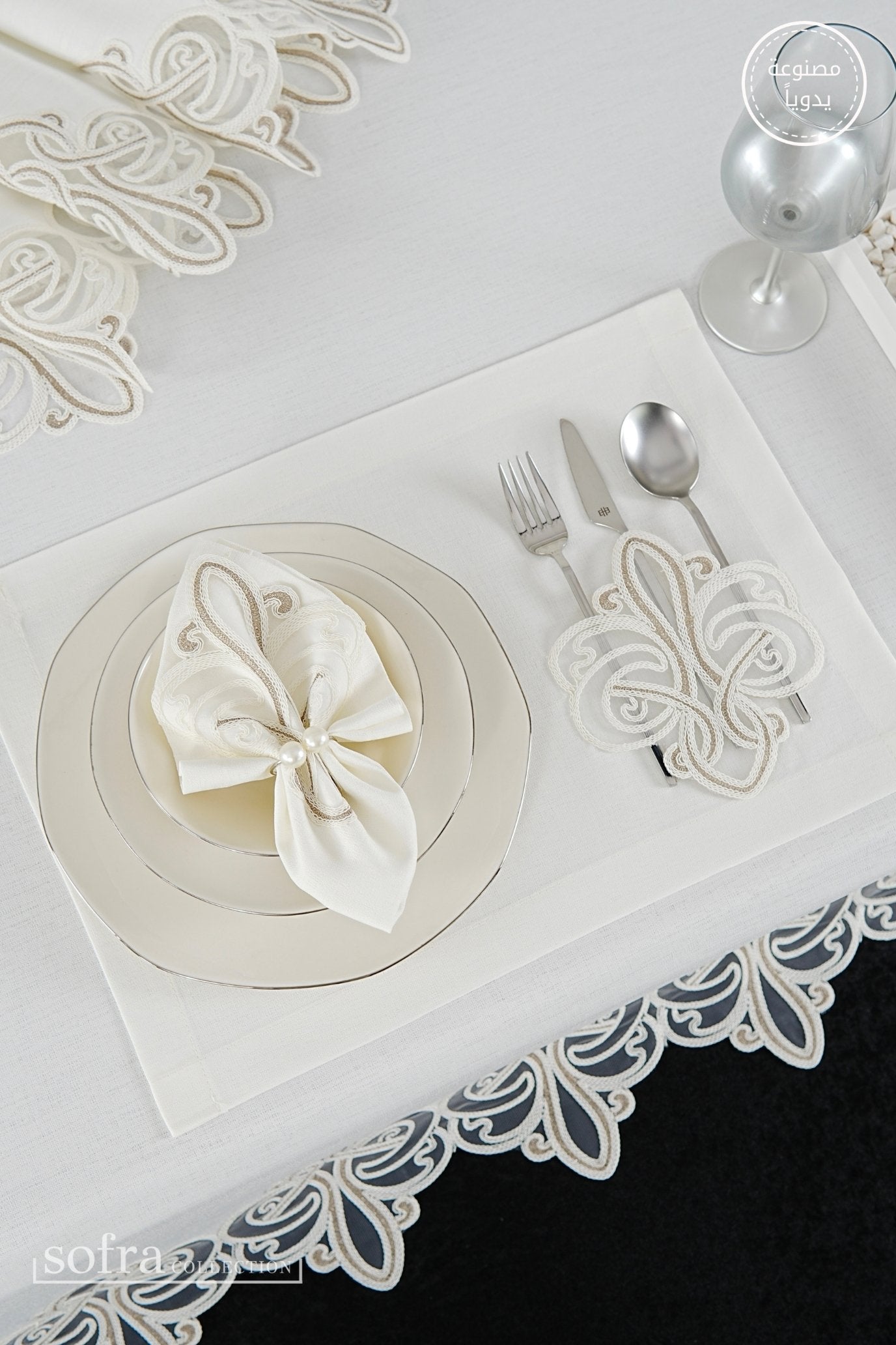 طقم مفارش سفرة كامل مزين بدانتيل بنى واوف وايت - موديل فينتو  – ٣٨ قطعة – ١٢ شخص - قماش كتان مقاوم للبقع