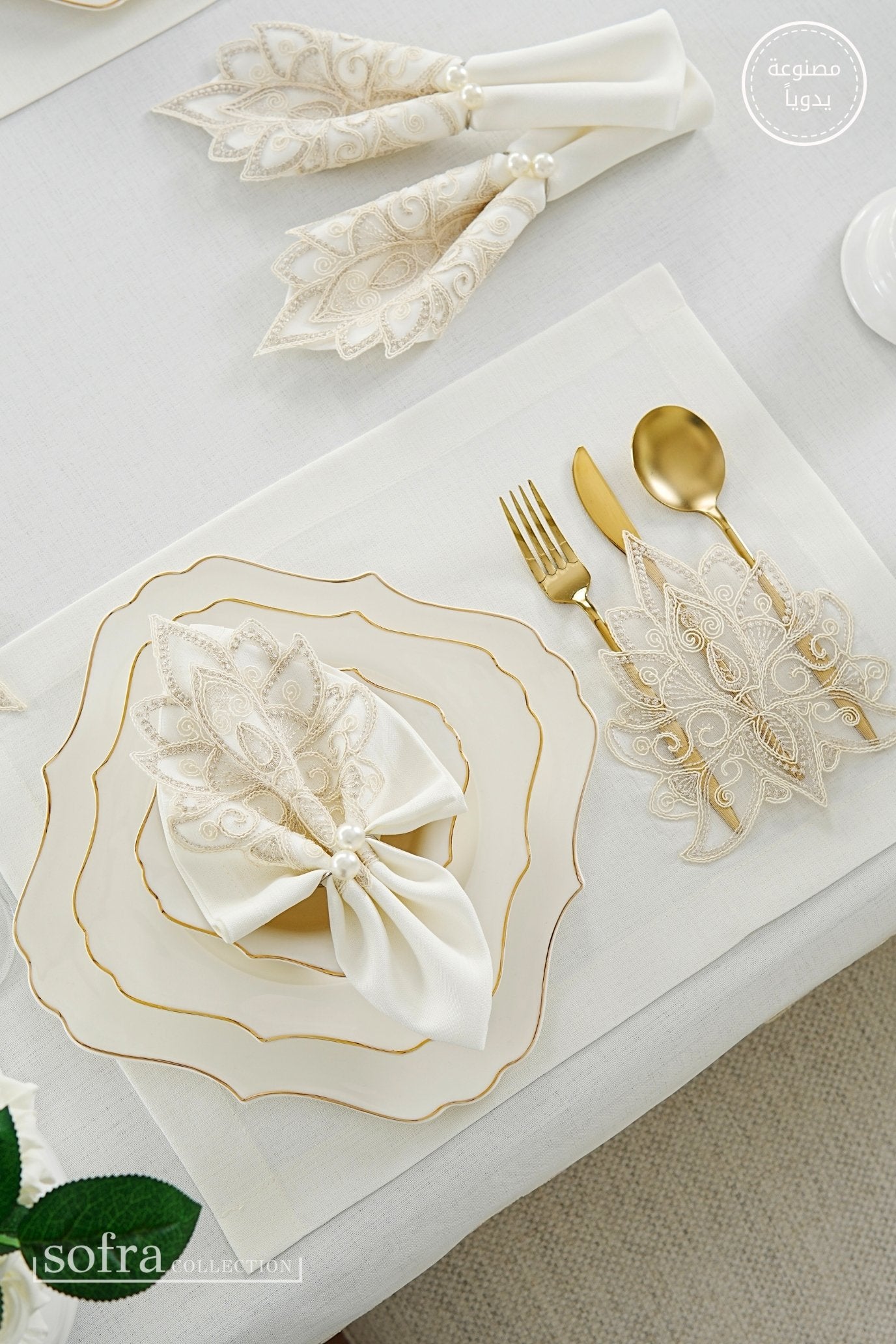 طقم مفارش سفرة كامل مزين بدانتيل ذهبى - موديل انكا  – ٣٨ قطعة – ١٢ شخص - قماش كتان مقاوم للبقع