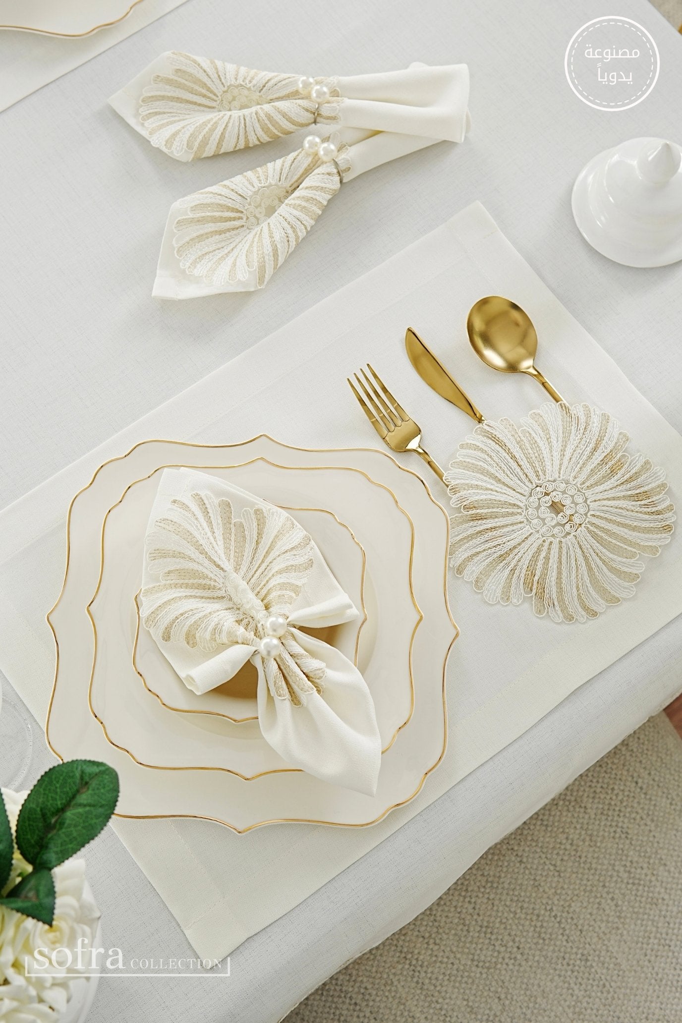 طقم مفارش سفرة كامل مزين بدانتيل ذهبى - موديل ديلينا  – ٣٨ قطعة – ١٢ شخص - قماش كتان مقاوم للبقع