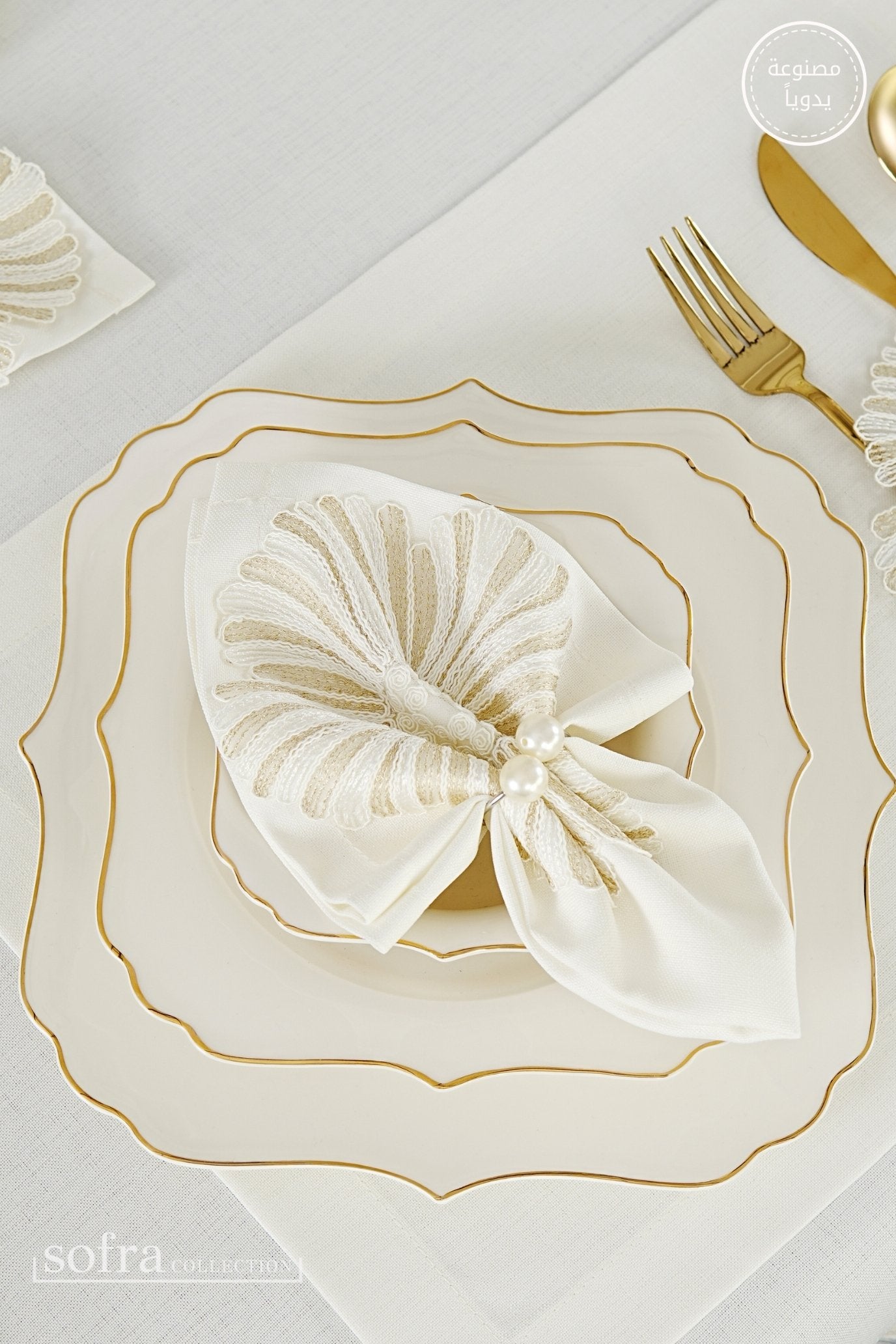 طقم مفارش سفرة كامل مزين بدانتيل ذهبى - موديل ديلينا  – ٣٨ قطعة – ١٢ شخص - قماش كتان مقاوم للبقع
