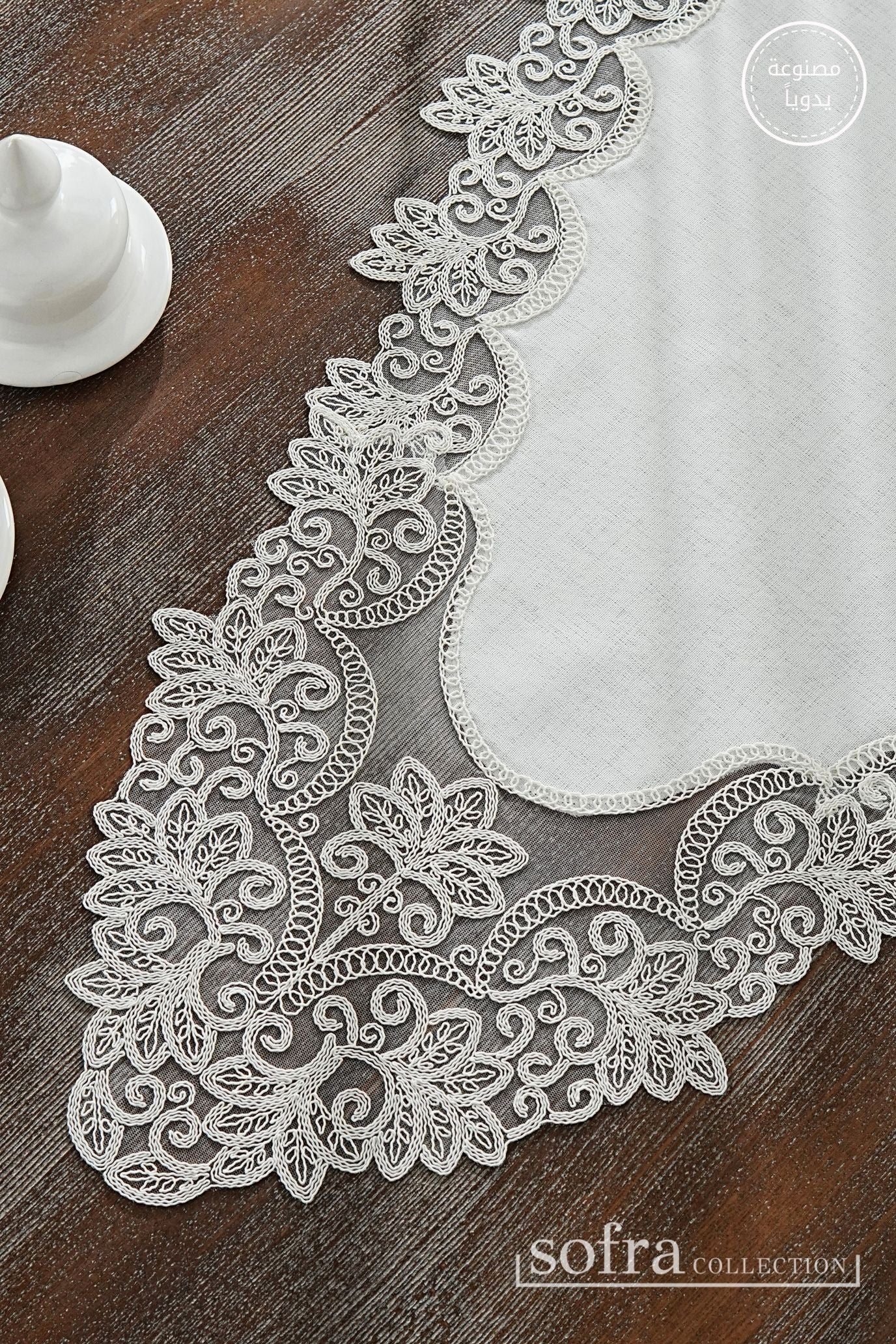 طقم مفارش صالون ٥ قطع مزين بدانتيل اوف وايت – موديل اتشاليا - قماش كتان فاخر مقاوم للبقع