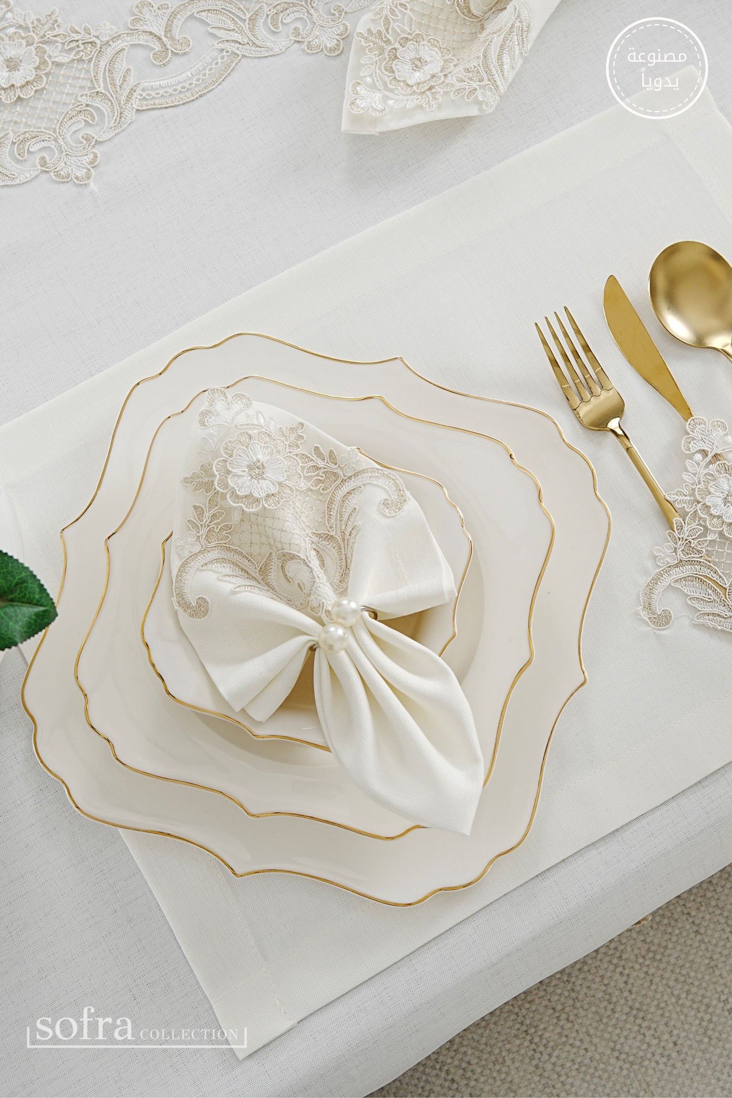 طقم مفارش سفرة كامل مزين بدانتيل ذهبى - موديل فيكتوريا  – ٣٧ قطعة – ١٢ شخص - قماش كتان مقاوم للبقع