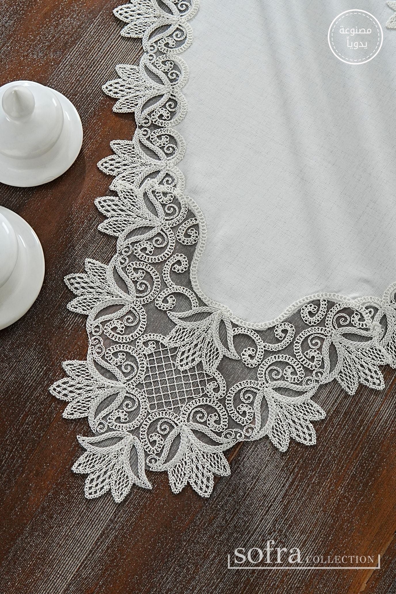 طقم مفارش صالون  ٥ قطع مزين بدانتيل اوف وايت – موديل فوليا - قماش كتان فاخر مقاوم للبقع