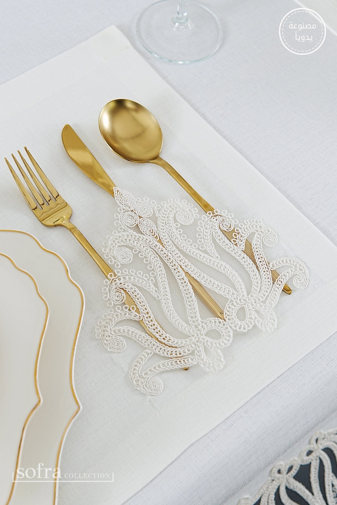 طقم مفارش سفرة كامل مزين بدانتيل اوف وايت - موديل لونا – ٣٨ قطعة – ١٢ شخص - قماش كتان مقاوم للبقع