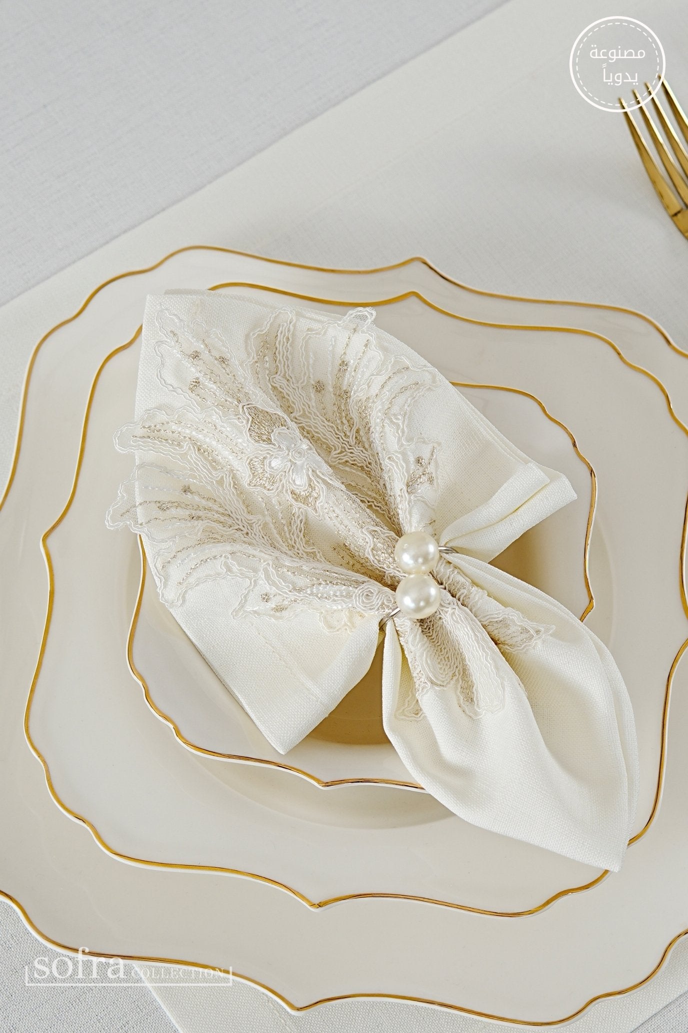 طقم مفارش سفرة كامل مزين بدانتيل ذهبى واوف وايت - موديل تاج محل  – ٣٨ قطعة – ١٢ شخص - قماش كتان مقاوم للبقع