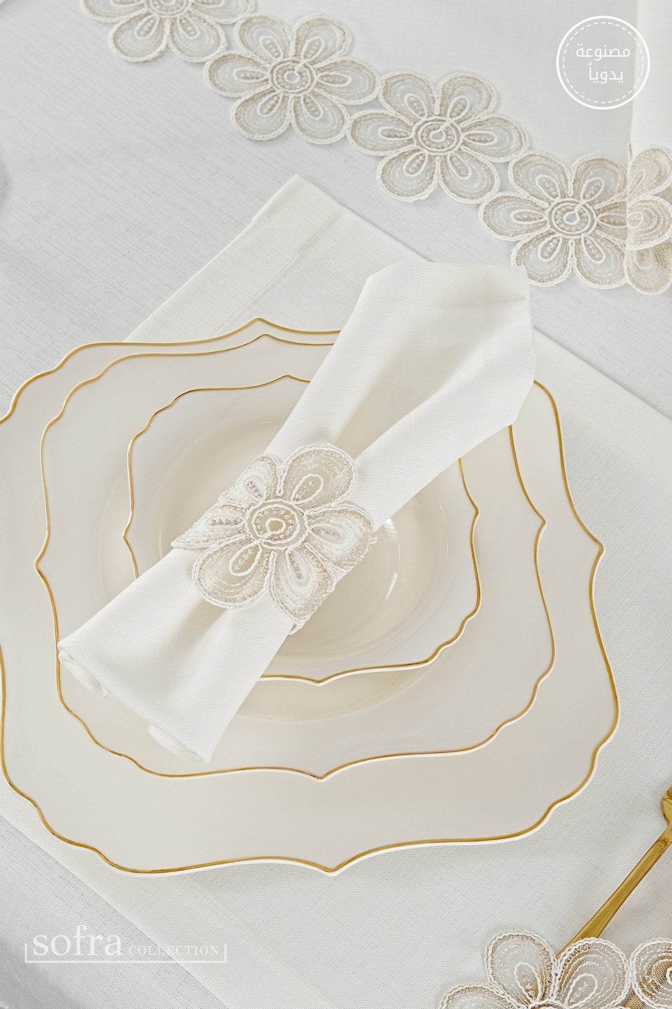 طقم مفارش سفرة مزين بدانتيل ذهبى - موديل فونيا – شامل المناديل - ٣٨ قطعة – ١٢ شخص - قماش كتان مقاوم للبقع