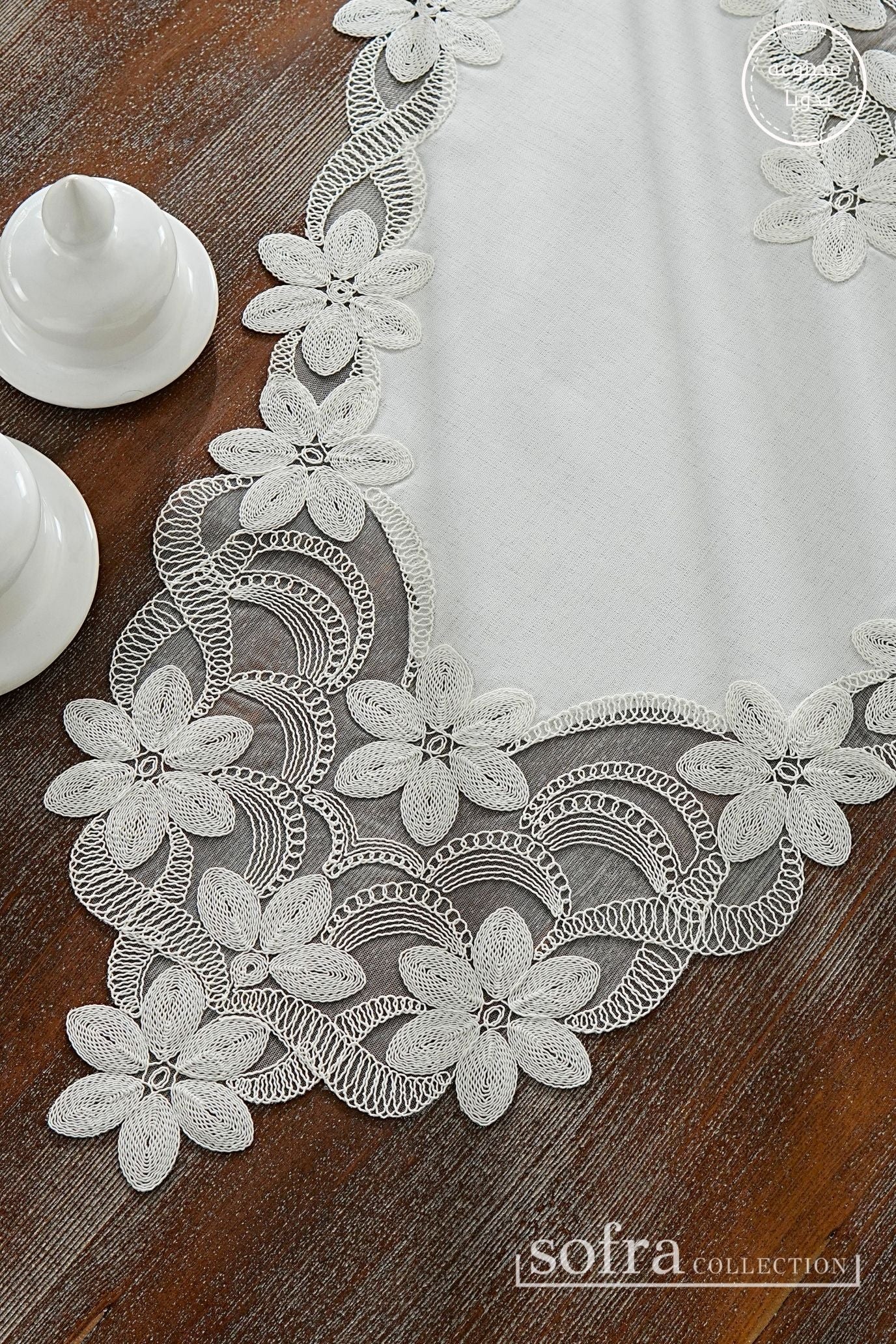 طقم مفارش صالون  ٥ قطع مزين بدانتيل اوف وايت – موديل فريدة - قماش كتان فاخر مقاوم للبقع