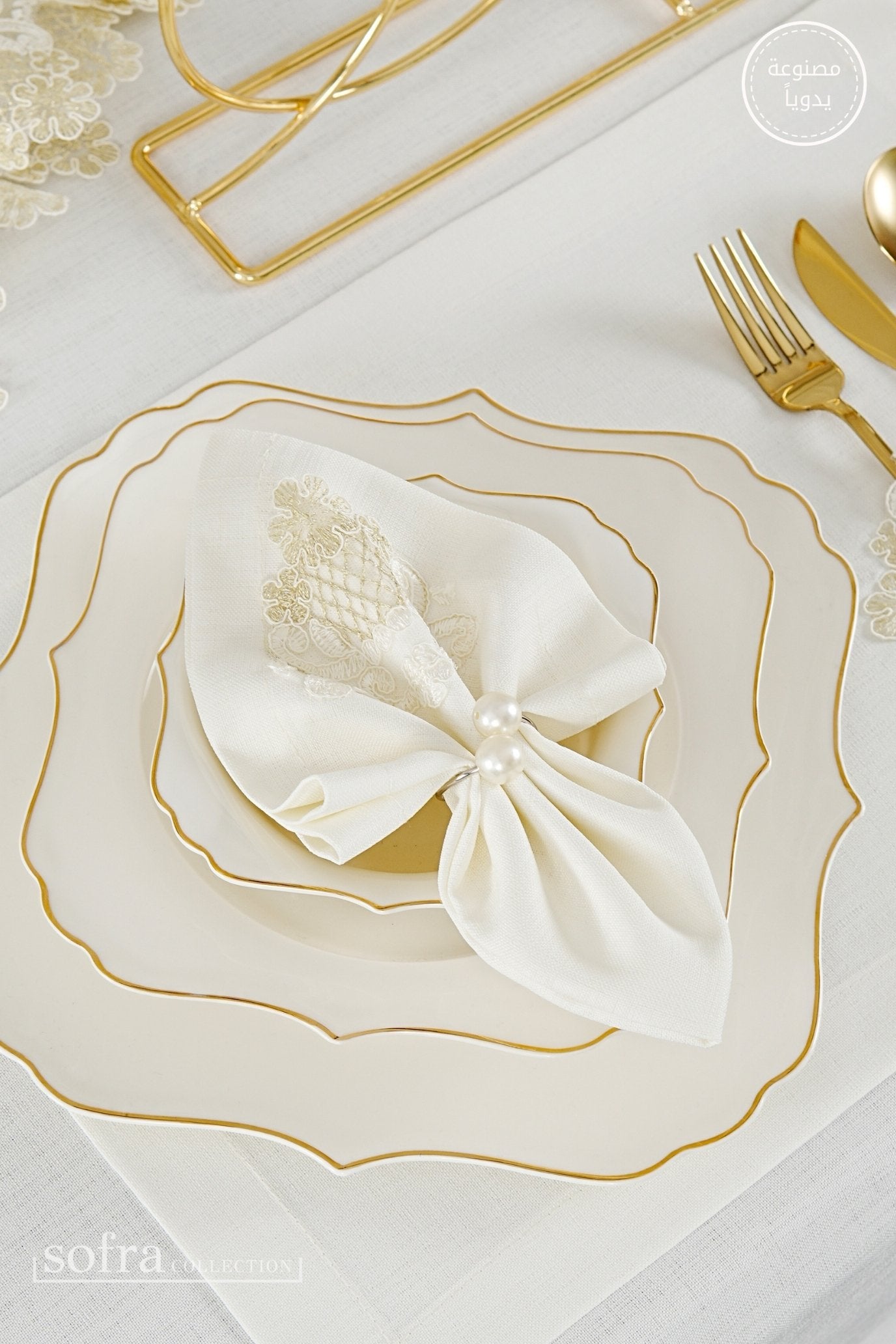 طقم مفارش سفرة كامل مزين بدانتيل ذهبى وأوف وايت - موديل سفير  – ٣٨ قطعة – ١٢ شخص - قماش كتان مقاوم للبقع