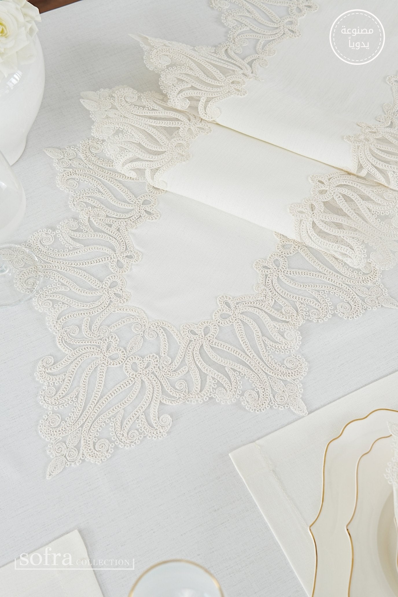 طقم مفارش سفرة كامل مزين بدانتيل اوف وايت - موديل لونا – ٣٨ قطعة – ١٢ شخص - قماش كتان مقاوم للبقع