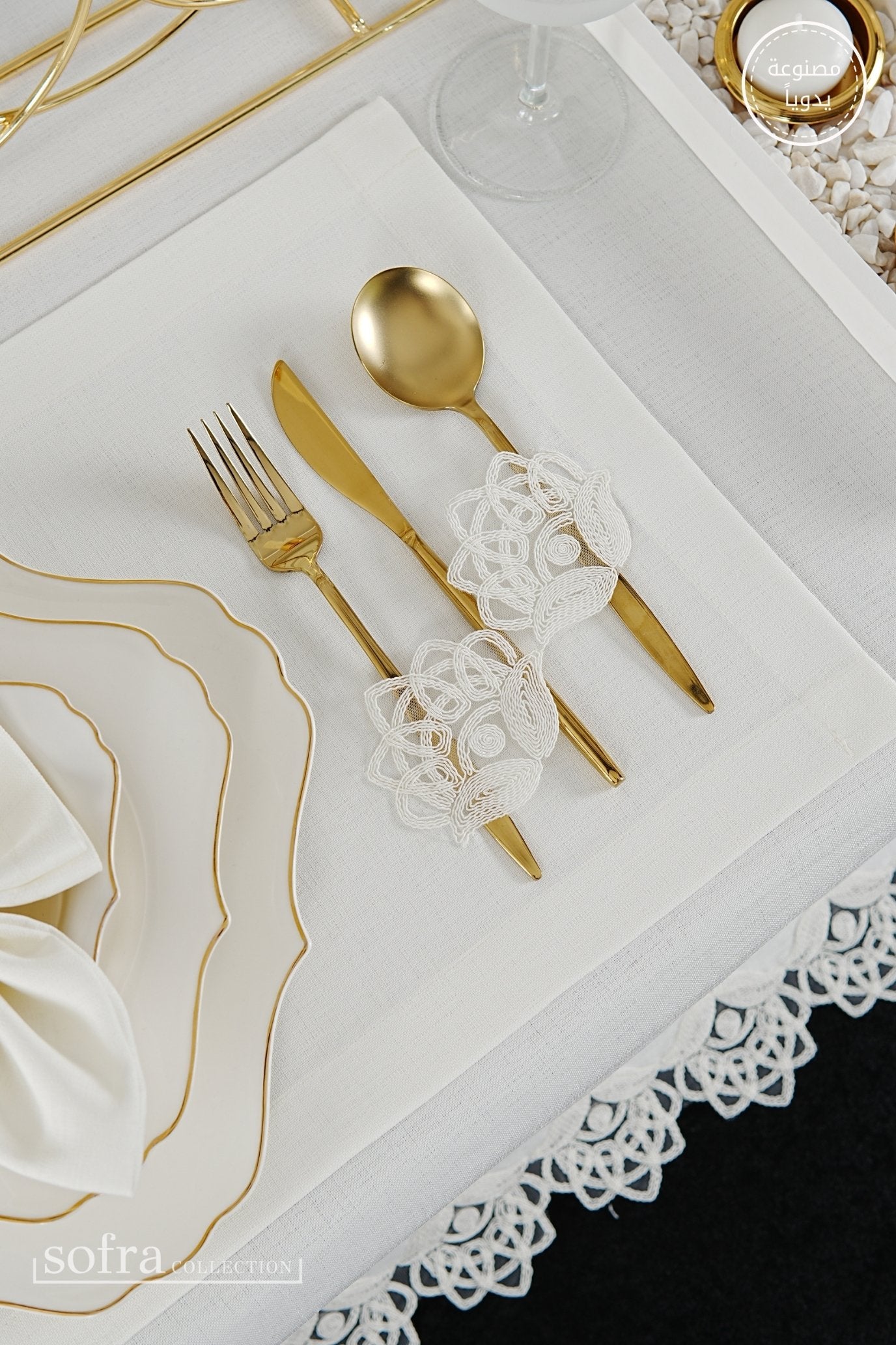 طقم مفارش سفرة كامل مزين بدانتيل اوف وايت - موديل زهرة الصيف  – ٣٨ قطعة – ١٢ شخص - قماش كتان مقاوم للبقع