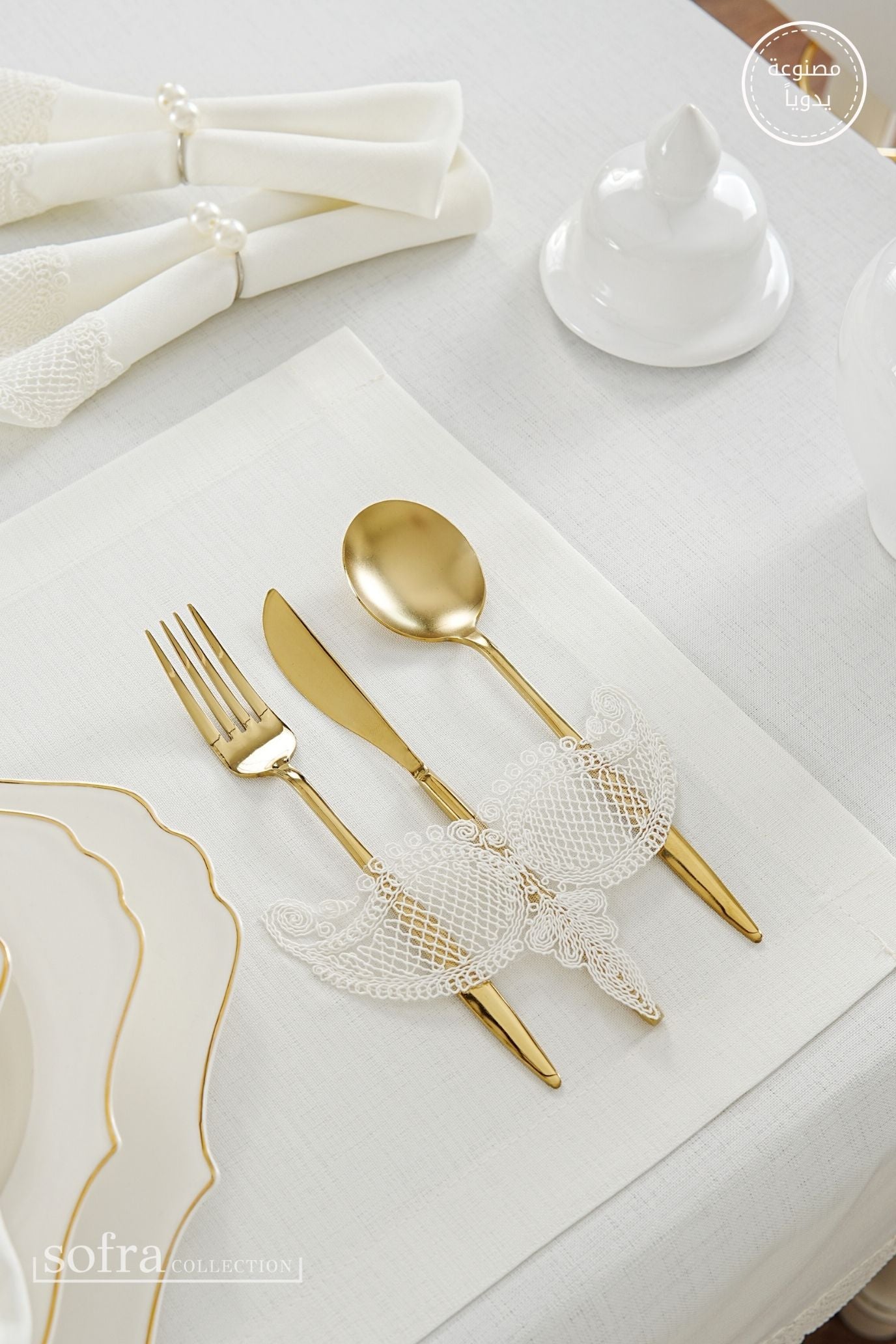 طقم مفارش سفرة كامل مزين بدانتيل اوف وايت - موديل ايلا  – ٣٨ قطعة – ١٢ شخص - قماش كتان مقاوم للبقع