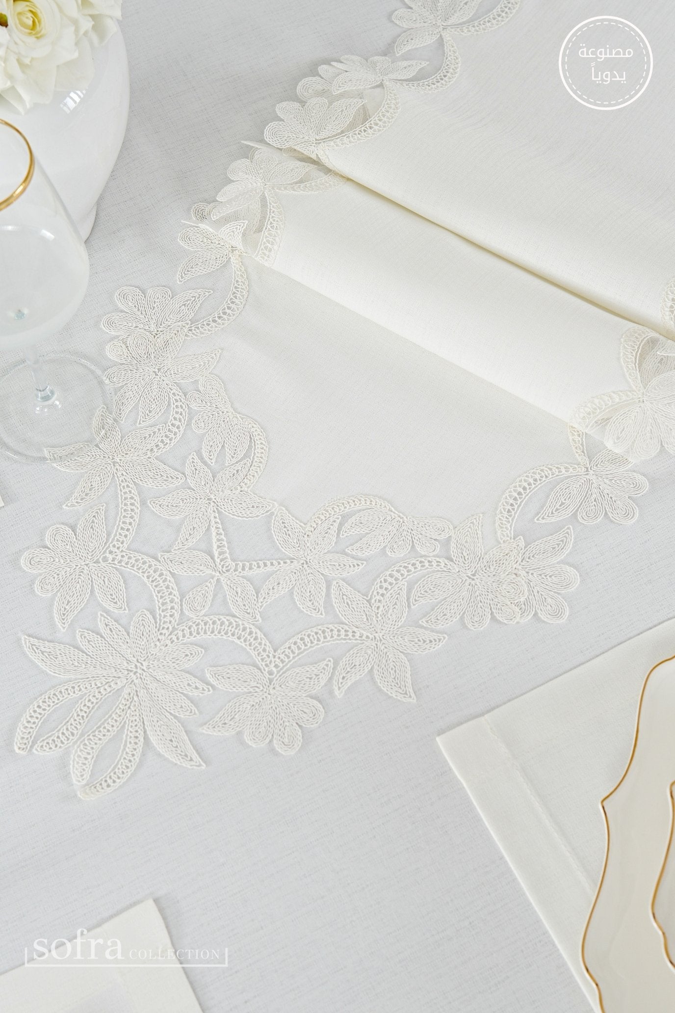 طقم مفارش سفرة كامل مزين بدانتيل اوف وايت - موديل دينا  – ٣٨ قطعة – ١٢ شخص - قماش كتان مقاوم للبقع