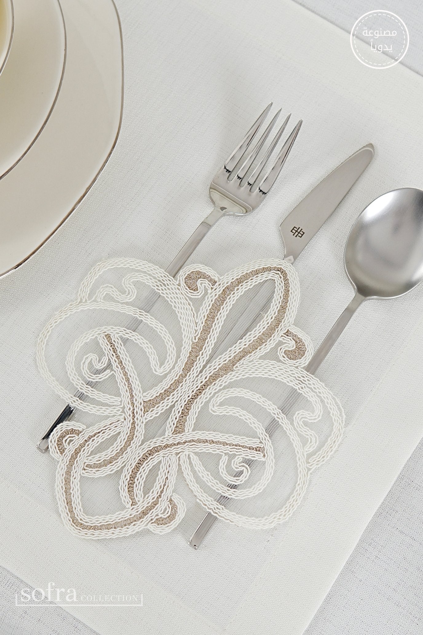 طقم مفارش سفرة كامل مزين بدانتيل بنى واوف وايت - موديل فينتو  – ٣٨ قطعة – ١٢ شخص - قماش كتان مقاوم للبقع