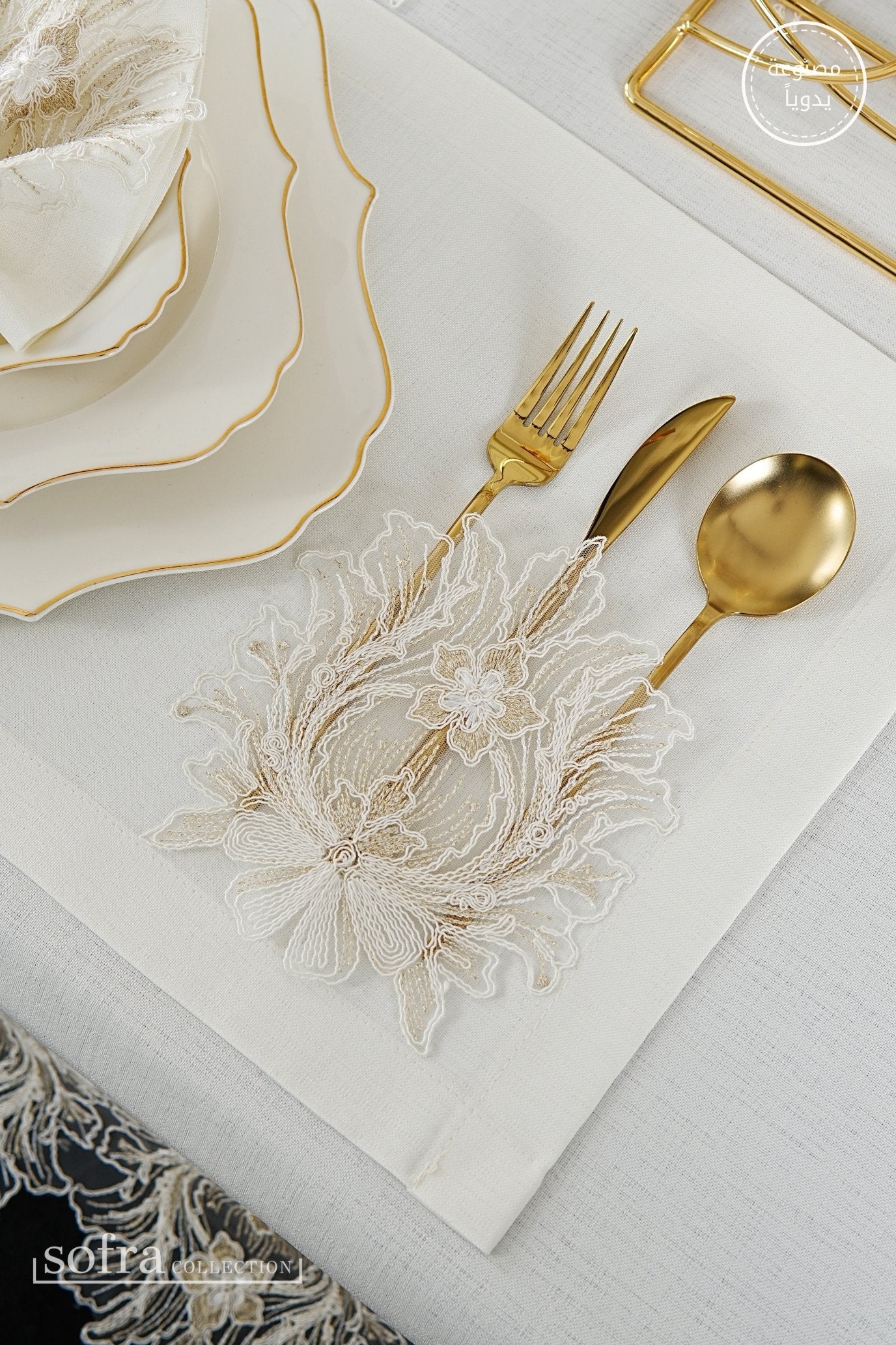 طقم مفارش سفرة كامل مزين بدانتيل ذهبى واوف وايت - موديل تاج محل  – ٣٨ قطعة – ١٢ شخص - قماش كتان مقاوم للبقع