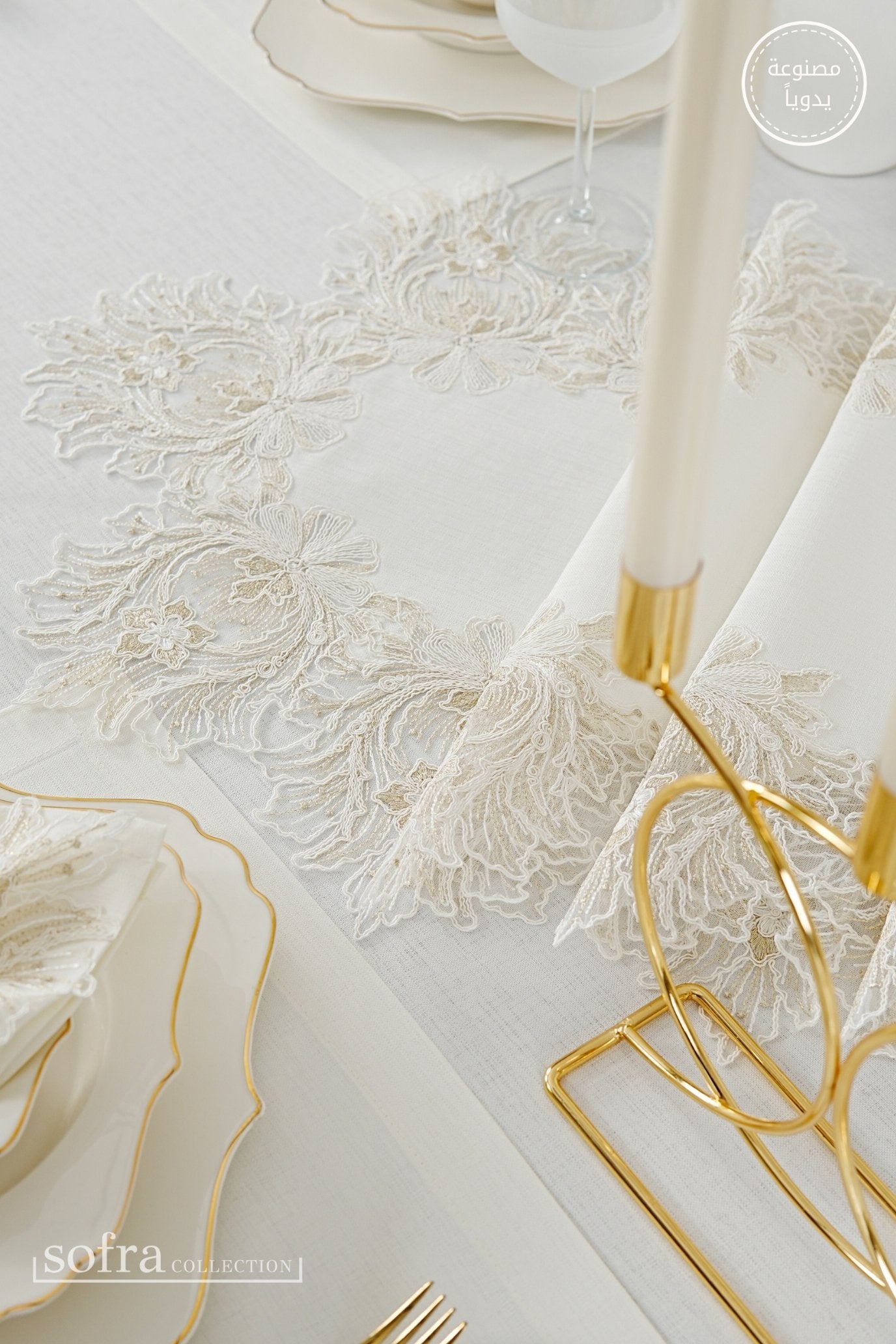 طقم مفارش سفرة كامل مزين بدانتيل ذهبى واوف وايت - موديل تاج محل  – ٣٨ قطعة – ١٢ شخص - قماش كتان مقاوم للبقع