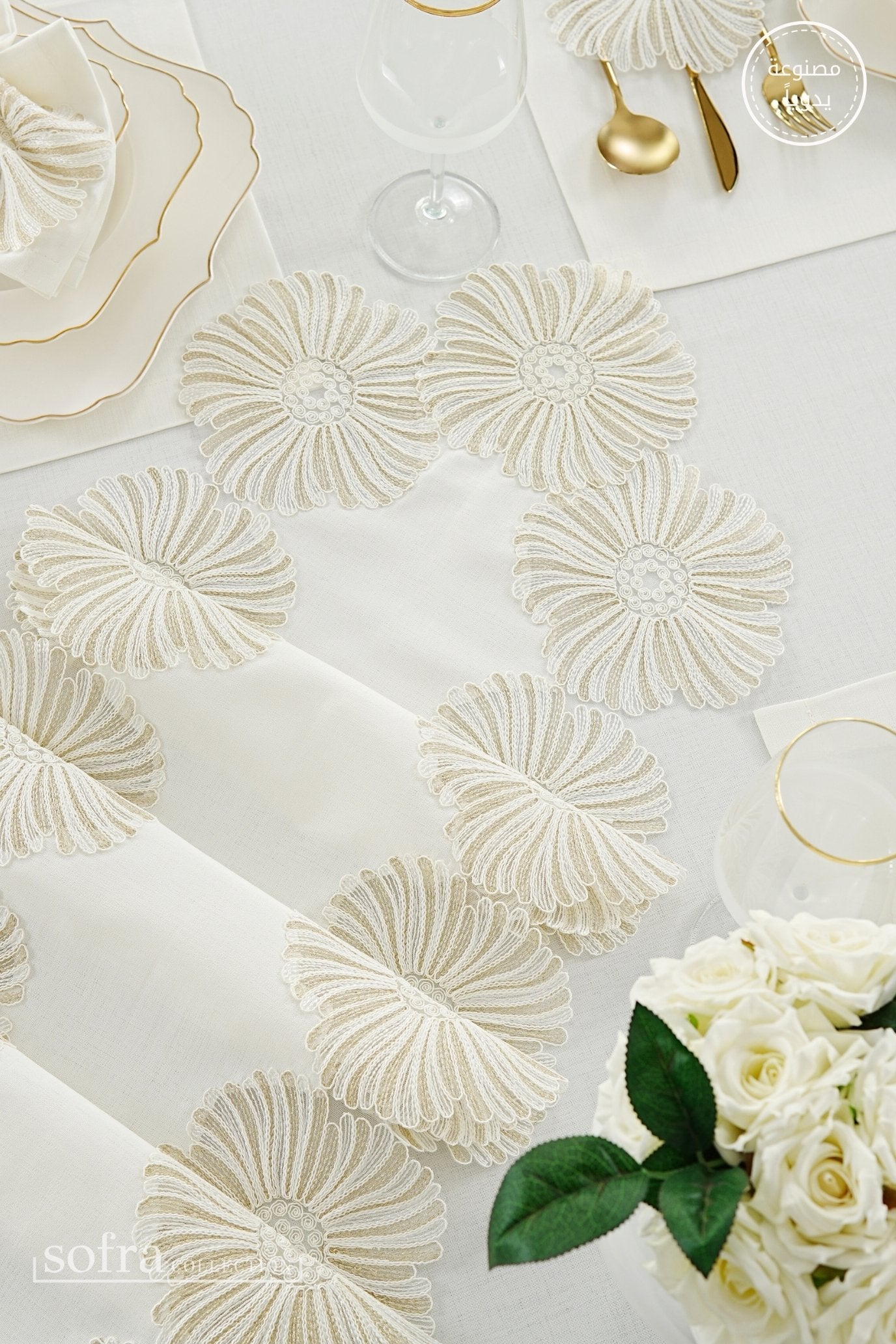 طقم مفارش سفرة كامل مزين بدانتيل ذهبى - موديل ديلينا  – ٣٨ قطعة – ١٢ شخص - قماش كتان مقاوم للبقع