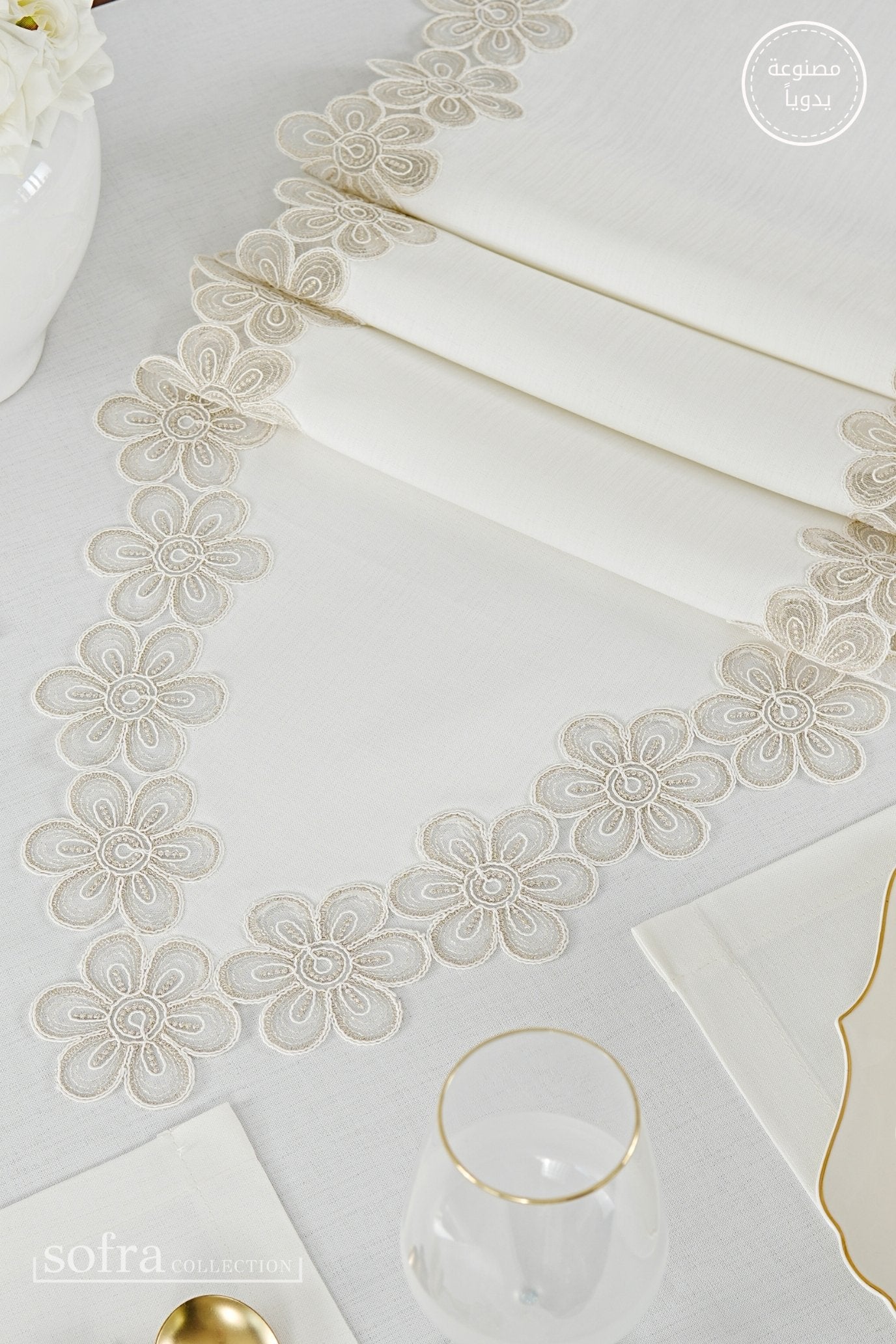 طقم مفارش سفرة مزين بدانتيل ذهبى - موديل فونيا – شامل المناديل - ٣٨ قطعة – ١٢ شخص - قماش كتان مقاوم للبقع