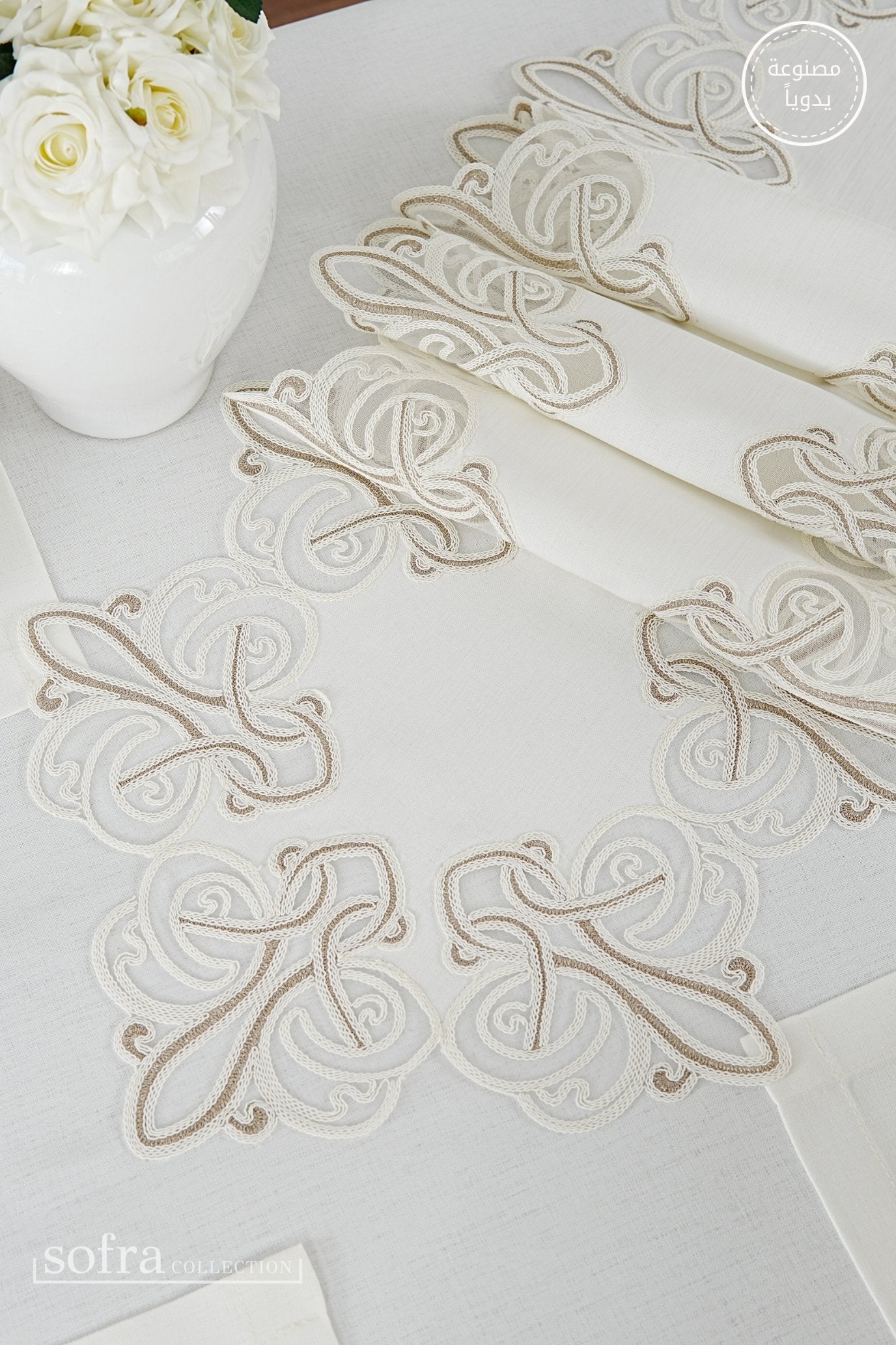 طقم مفارش سفرة كامل مزين بدانتيل بنى واوف وايت - موديل فينتو  – ٣٨ قطعة – ١٢ شخص - قماش كتان مقاوم للبقع