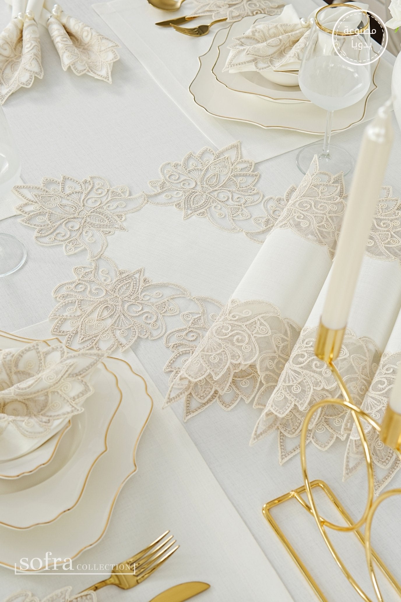 طقم مفارش سفرة كامل مزين بدانتيل ذهبى - موديل انكا  – ٣٨ قطعة – ١٢ شخص - قماش كتان مقاوم للبقع