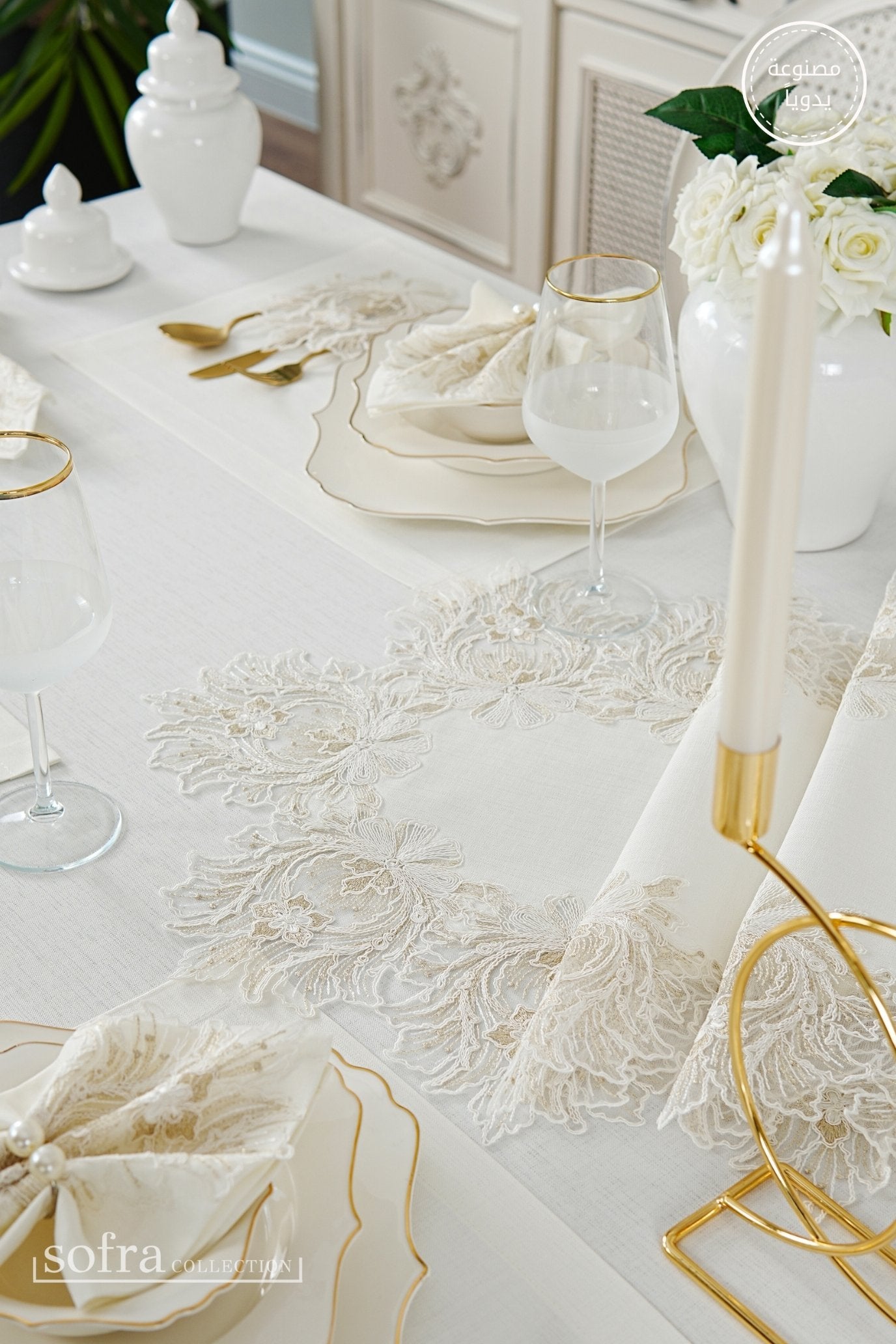 طقم مفارش سفرة كامل مزين بدانتيل ذهبى واوف وايت - موديل تاج محل  – ٣٨ قطعة – ١٢ شخص - قماش كتان مقاوم للبقع