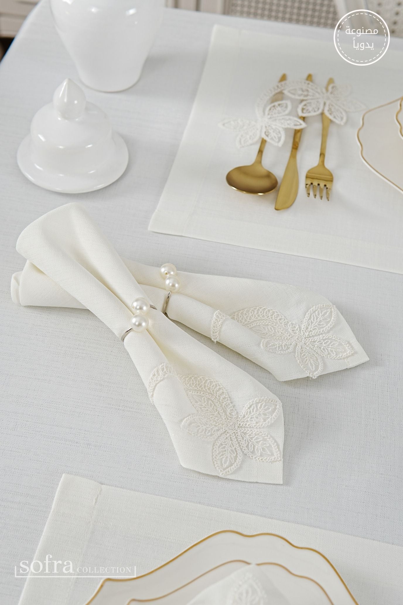 طقم مفارش سفرة كامل مزين بدانتيل اوف وايت - موديل مانوليا  – ٣٨ قطعة – ١٢ شخص - قماش كتان مقاوم للبقع