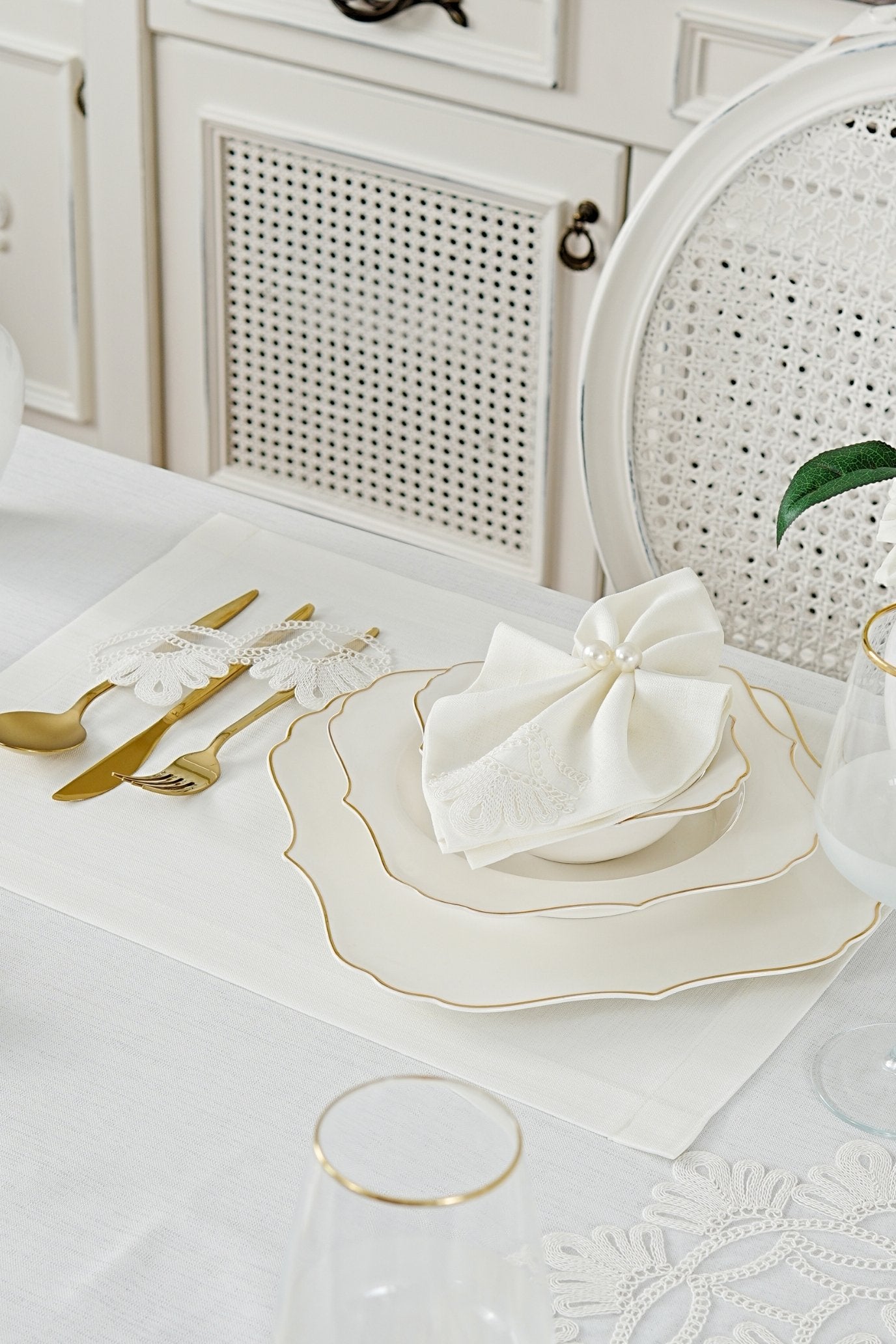 طقم مفارش سفرة كامل مزين بدانتيل اوف وايت - موديل صوفيا  – ٣٨ قطعة – ١٢ شخص - قماش كتان مقاوم للبقع