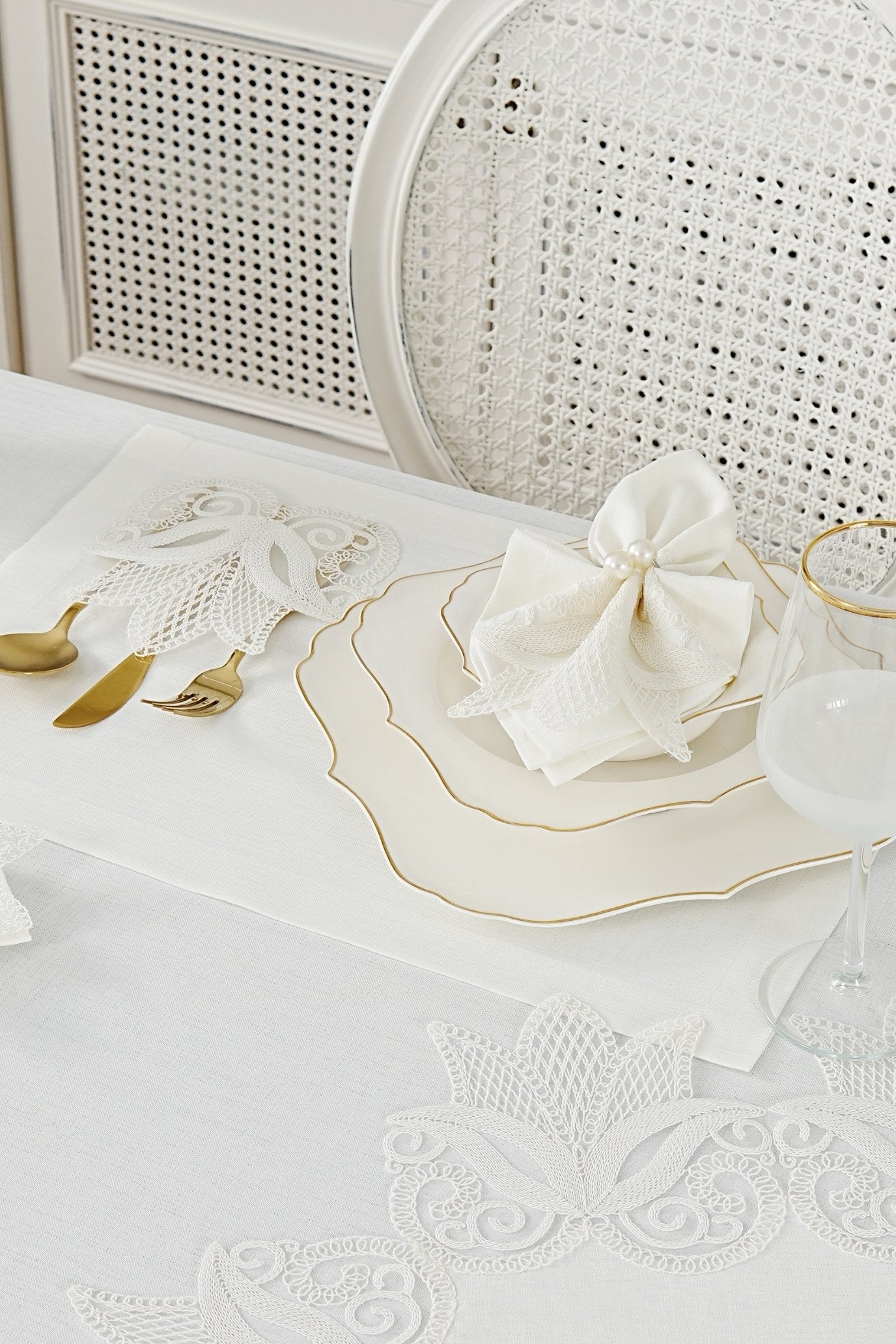 طقم مفارش سفرة كامل مزين بدانتيل اوف وايت - موديل لالى  – ٣٨ قطعة – ١٢ شخص - قماش كتان مقاوم للبقع