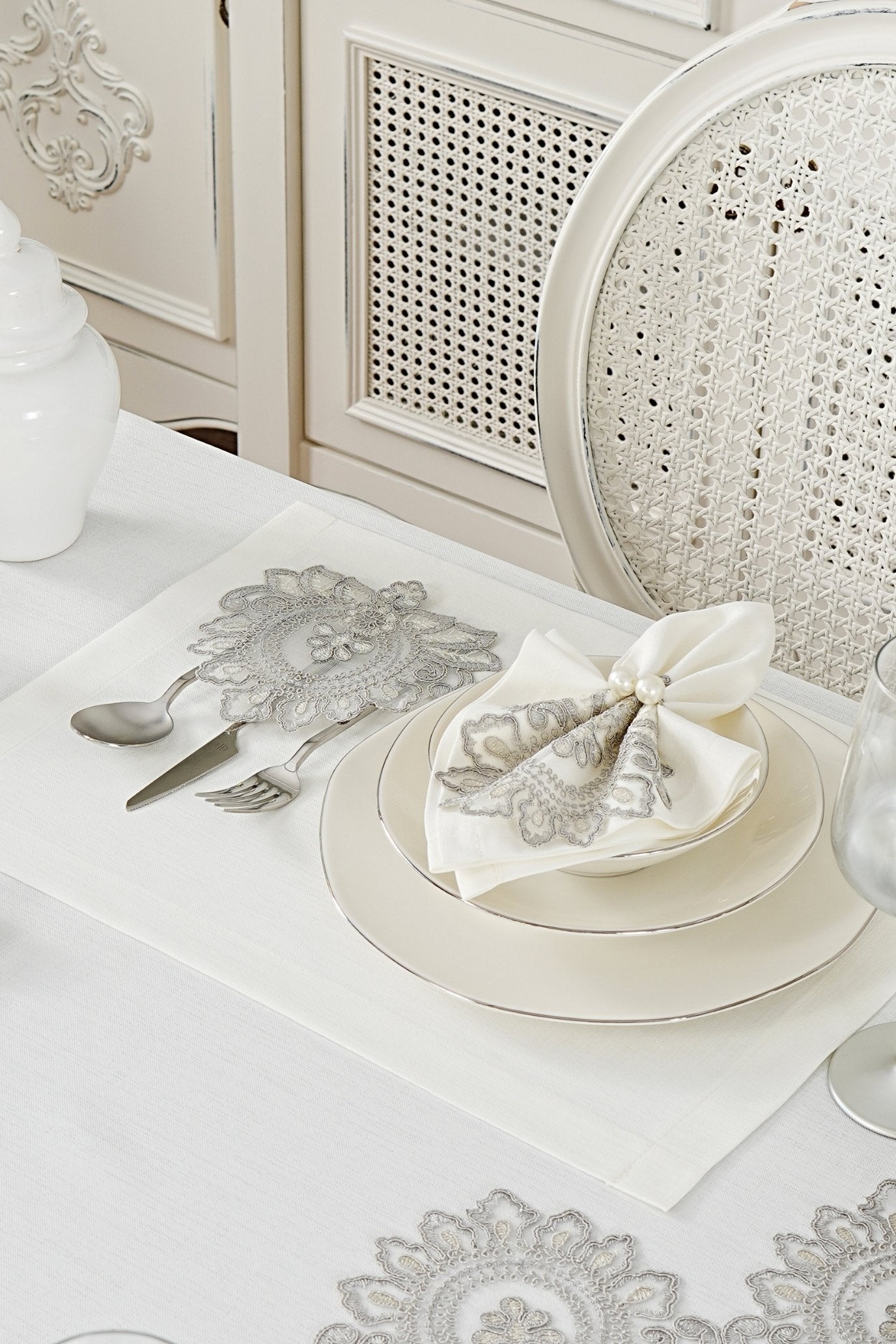 طقم مفارش سفرة كامل مزين بدانتيل رمادى - موديل شاهمران  – ٣٨ قطعة – ١٢ شخص - قماش كتان مقاوم للبقع