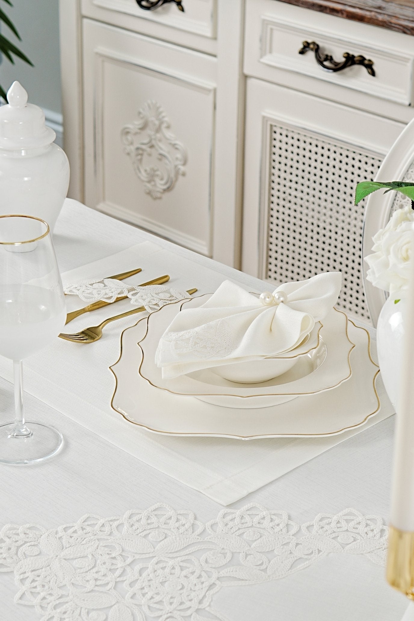 طقم مفارش سفرة كامل مزين بدانتيل اوف وايت - موديل زهرة الصيف  – ٣٨ قطعة – ١٢ شخص - قماش كتان مقاوم للبقع