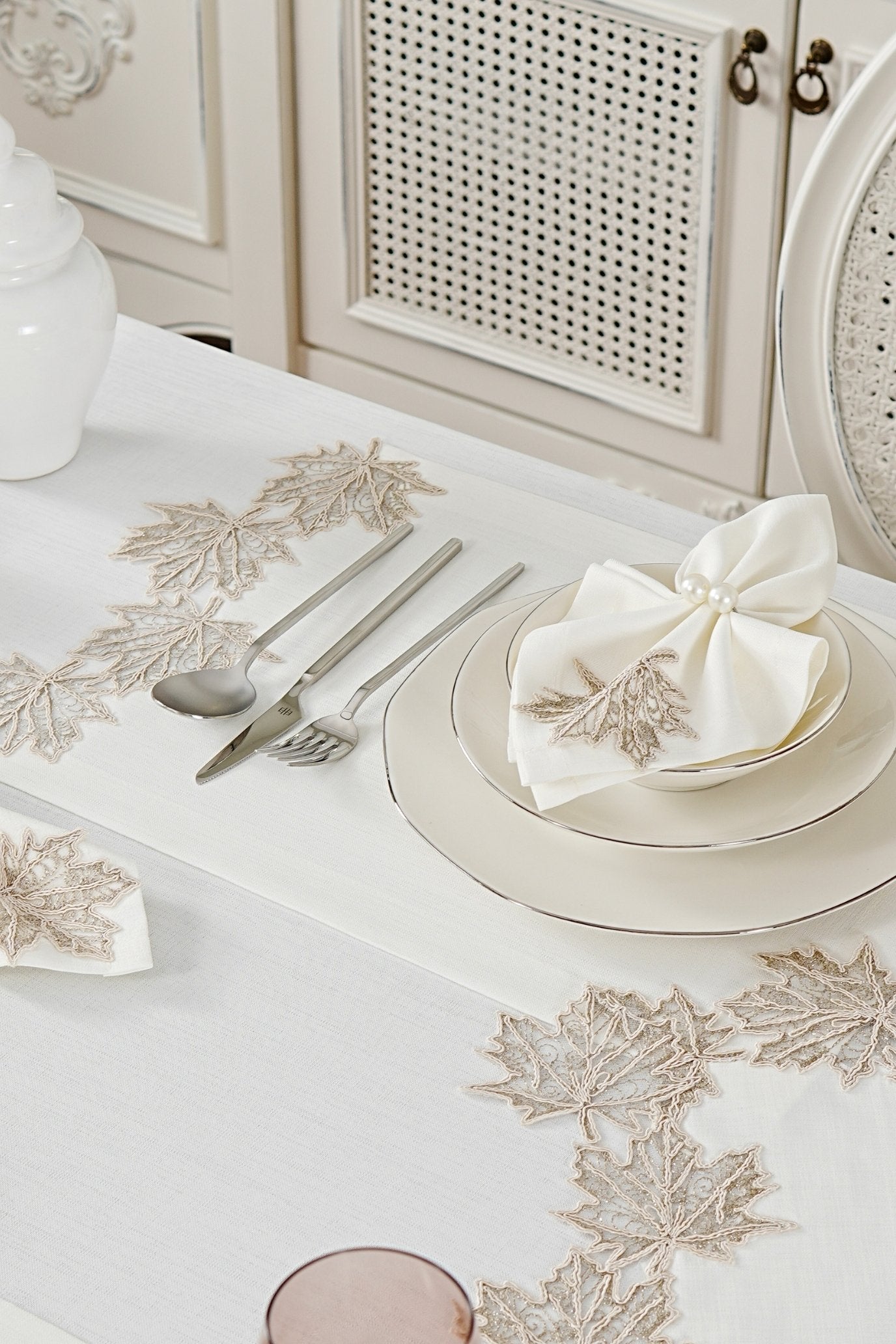 طقم مفارش سفرة كامل مزين بدانتيل بنى - موديل اوتمن  – ٣٨ قطعة – ١٢ شخص - قماش كتان مقاوم للبقع