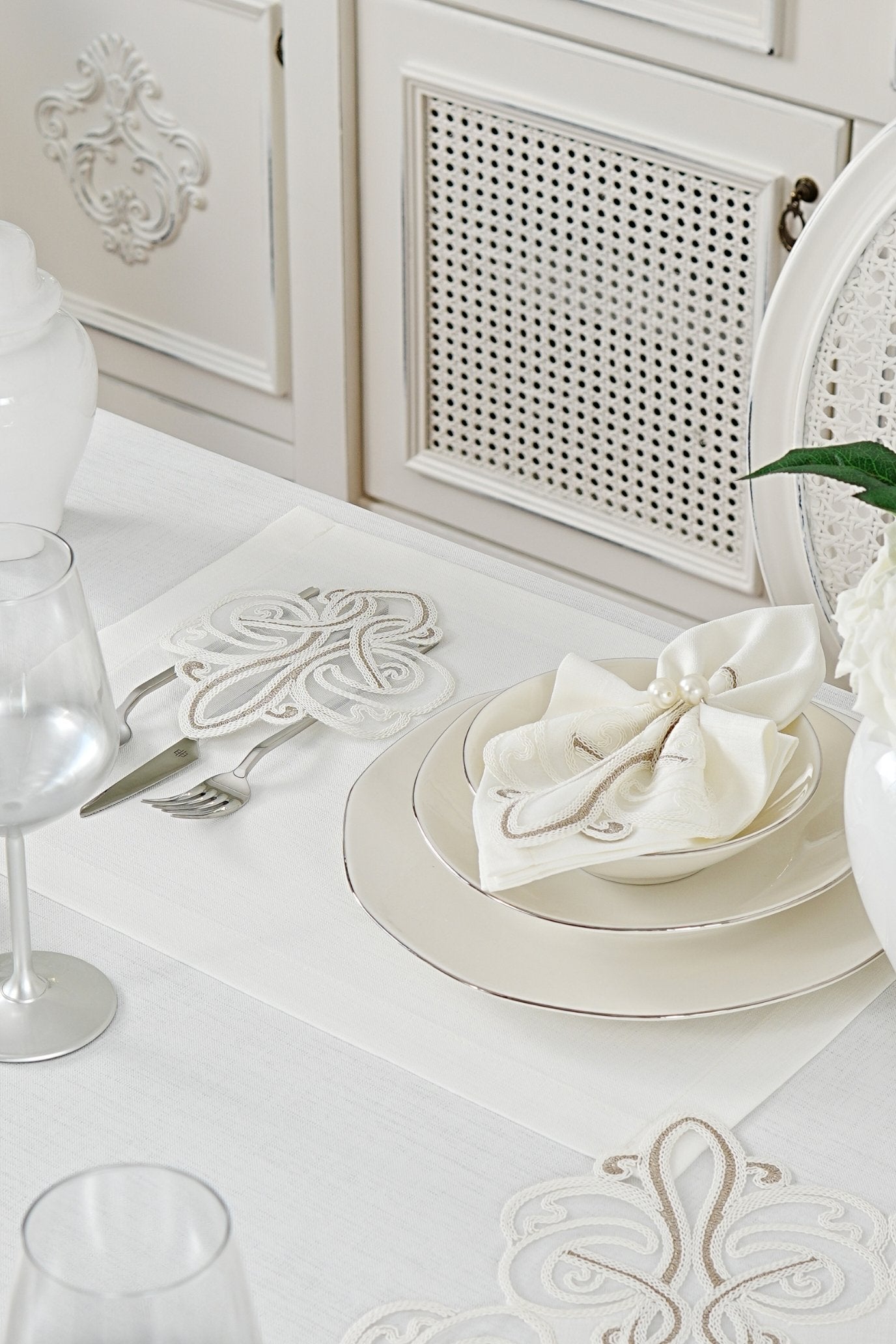 طقم مفارش سفرة كامل مزين بدانتيل بنى واوف وايت - موديل فينتو  – ٣٨ قطعة – ١٢ شخص - قماش كتان مقاوم للبقع