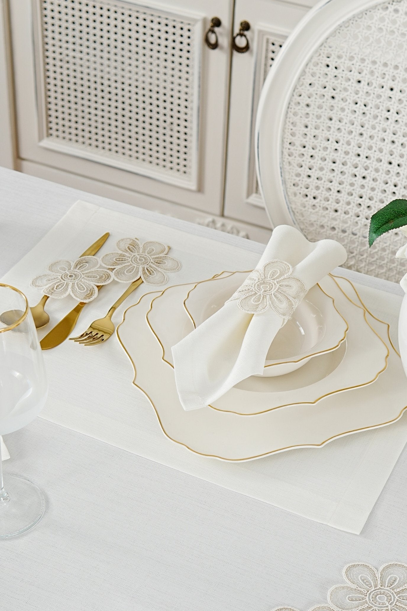 طقم مفارش سفرة مزين بدانتيل ذهبى - موديل فونيا – شامل المناديل - ٣٨ قطعة – ١٢ شخص - قماش كتان مقاوم للبقع