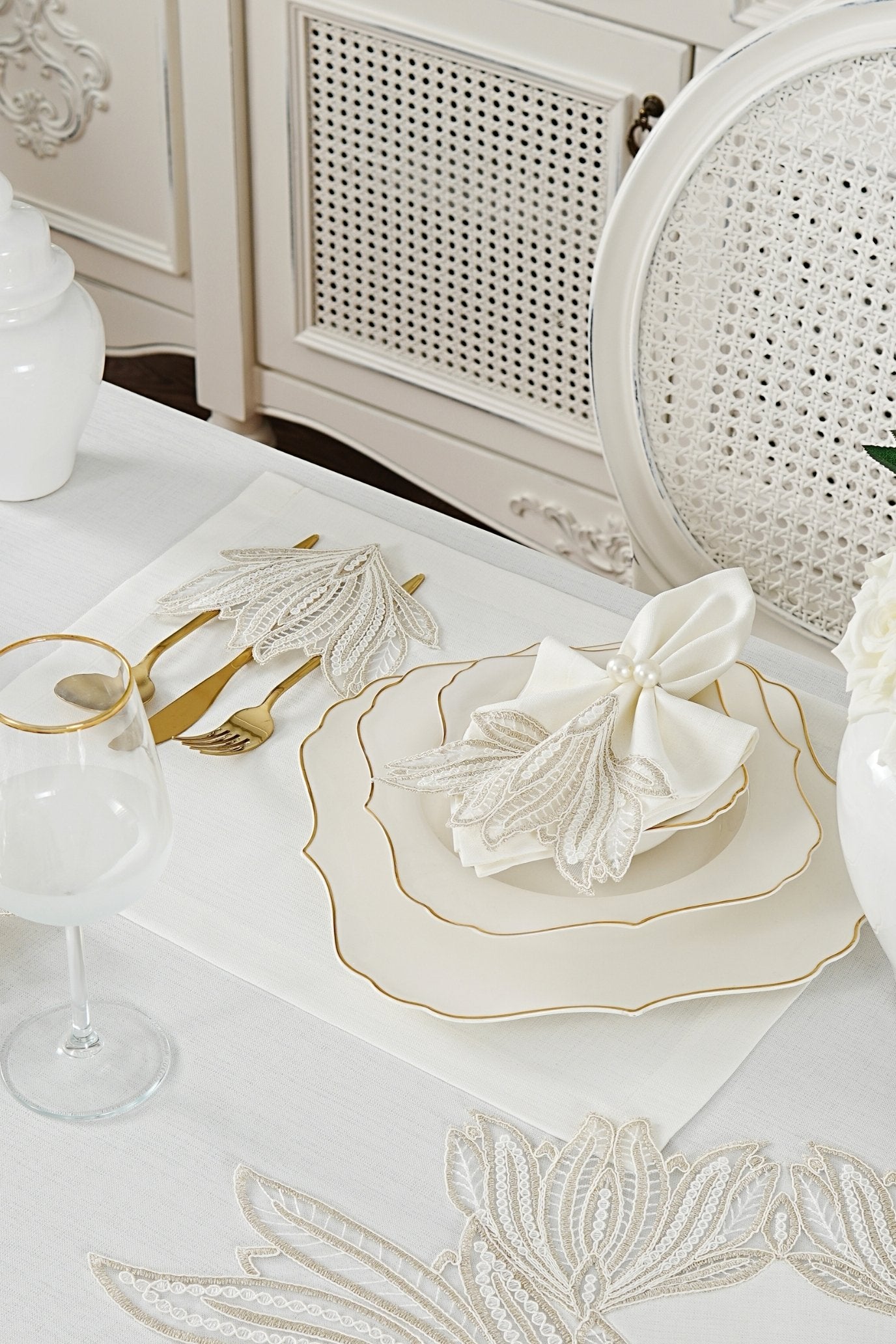 طقم مفارش سفرة كامل مزين بدانتيل بذهبى - موديل كاكتوس  – ٣٨ قطعة – ١٢ شخص - قماش كتان مقاوم للبقع