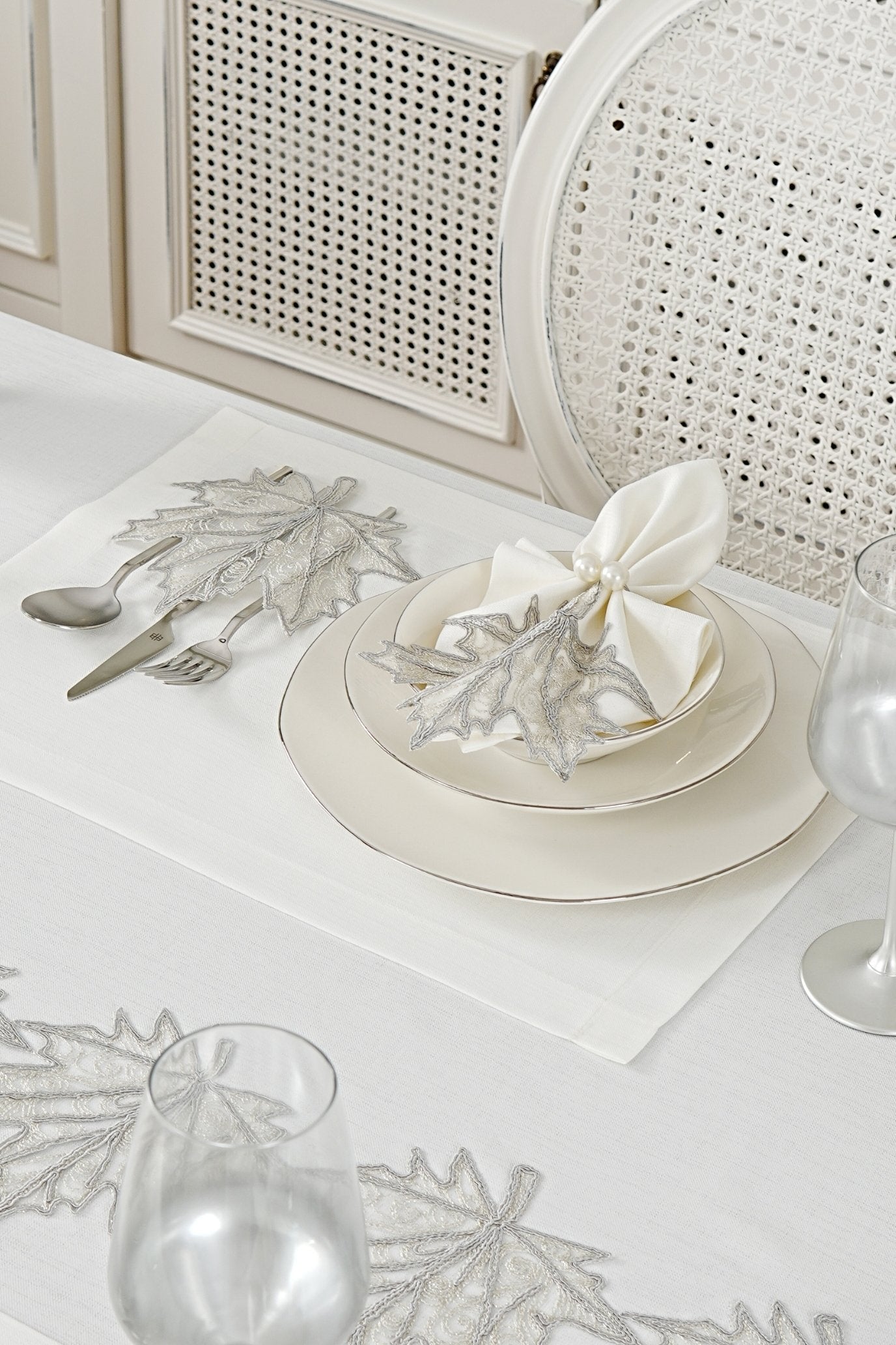 طقم مفارش سفرة كامل مزين بدانتيل فضى ورمادى - موديل شنار  – ٣٨ قطعة – ١٢ شخص - قماش كتان مقاوم للبقع