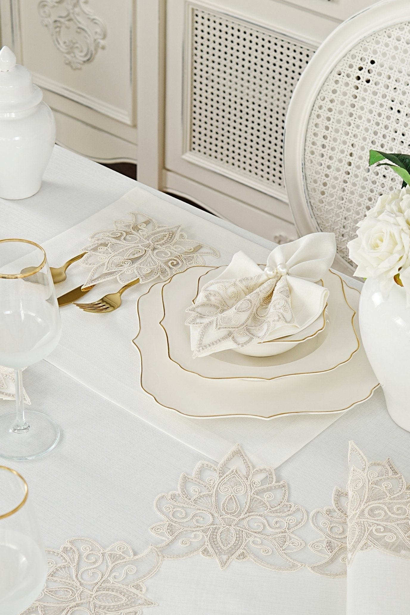طقم مفارش سفرة كامل مزين بدانتيل ذهبى - موديل انكا  – ٣٨ قطعة – ١٢ شخص - قماش كتان مقاوم للبقع