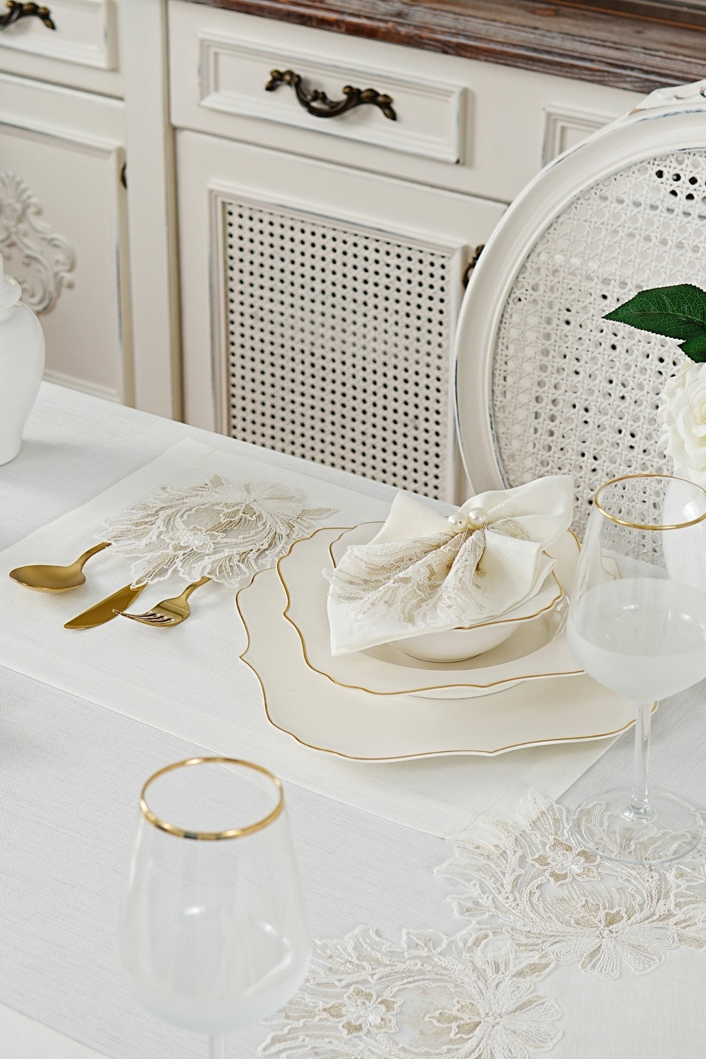 طقم مفارش سفرة كامل مزين بدانتيل ذهبى واوف وايت - موديل تاج محل  – ٣٨ قطعة – ١٢ شخص - قماش كتان مقاوم للبقع