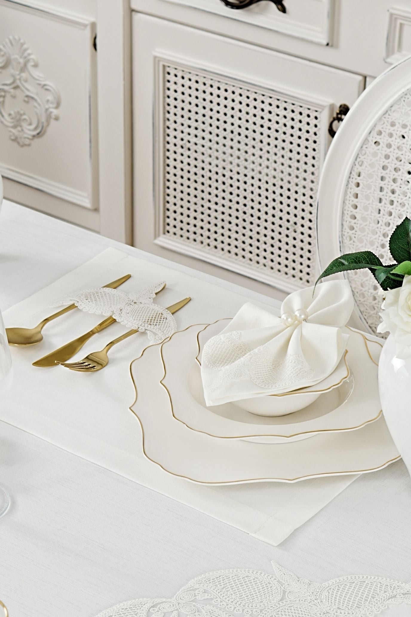 طقم مفارش سفرة كامل مزين بدانتيل اوف وايت - موديل ايلا  – ٣٨ قطعة – ١٢ شخص - قماش كتان مقاوم للبقع