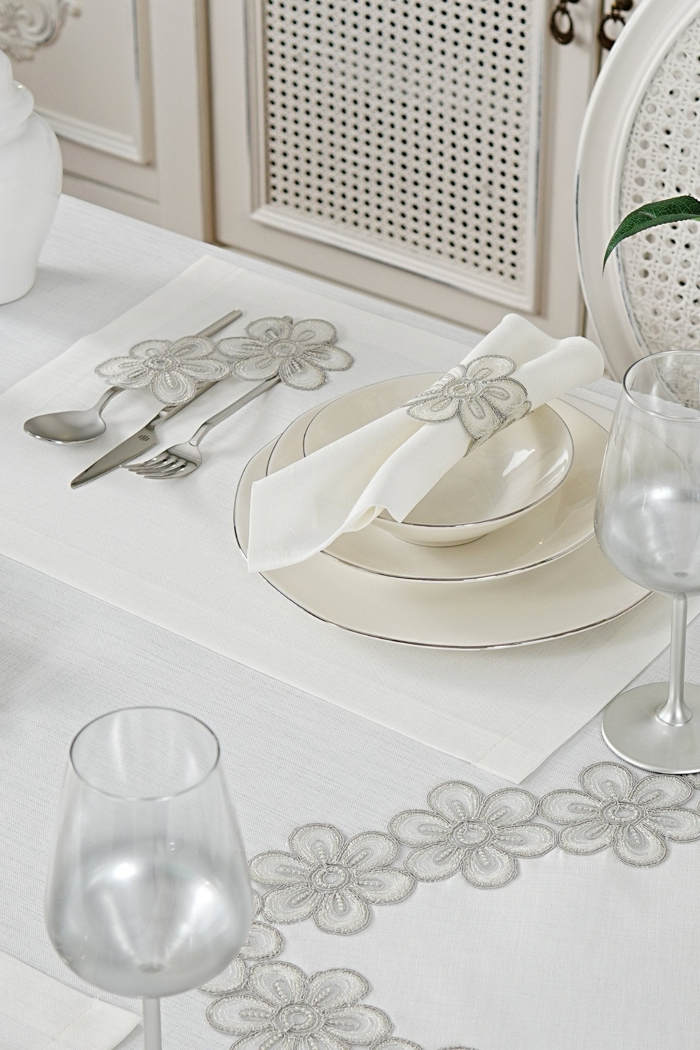 طقم مفارش سفرة مزين بدانتيل فضى - موديل فونيا – شامل المناديل - ٣٨ قطعة – ١٢ شخص - قماش كتان مقاوم للبقع