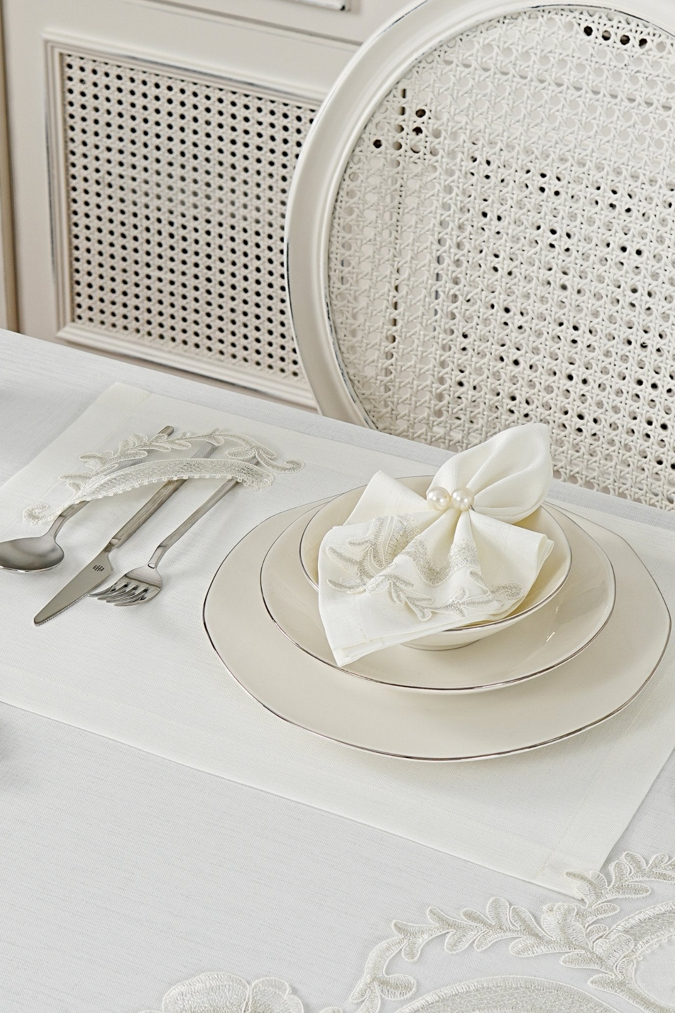 طقم مفارش سفرة كامل مزين بدانتيل فضى - موديل زاهيرة  – ٣٨ قطعة – ١٢ شخص - قماش كتان مقاوم للبقع