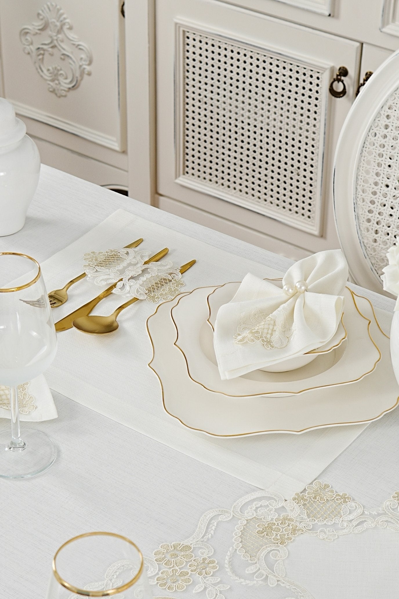 طقم مفارش سفرة كامل مزين بدانتيل ذهبى وأوف وايت - موديل سفير  – ٣٨ قطعة – ١٢ شخص - قماش كتان مقاوم للبقع