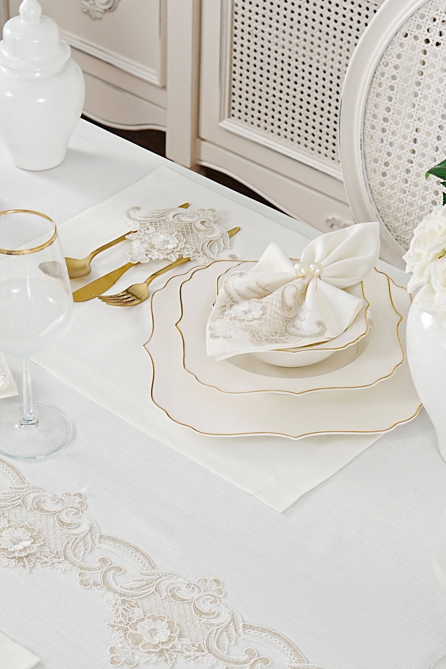 طقم مفارش سفرة كامل مزين بدانتيل ذهبى - موديل فيكتوريا  – ٣٧ قطعة – ١٢ شخص - قماش كتان مقاوم للبقع