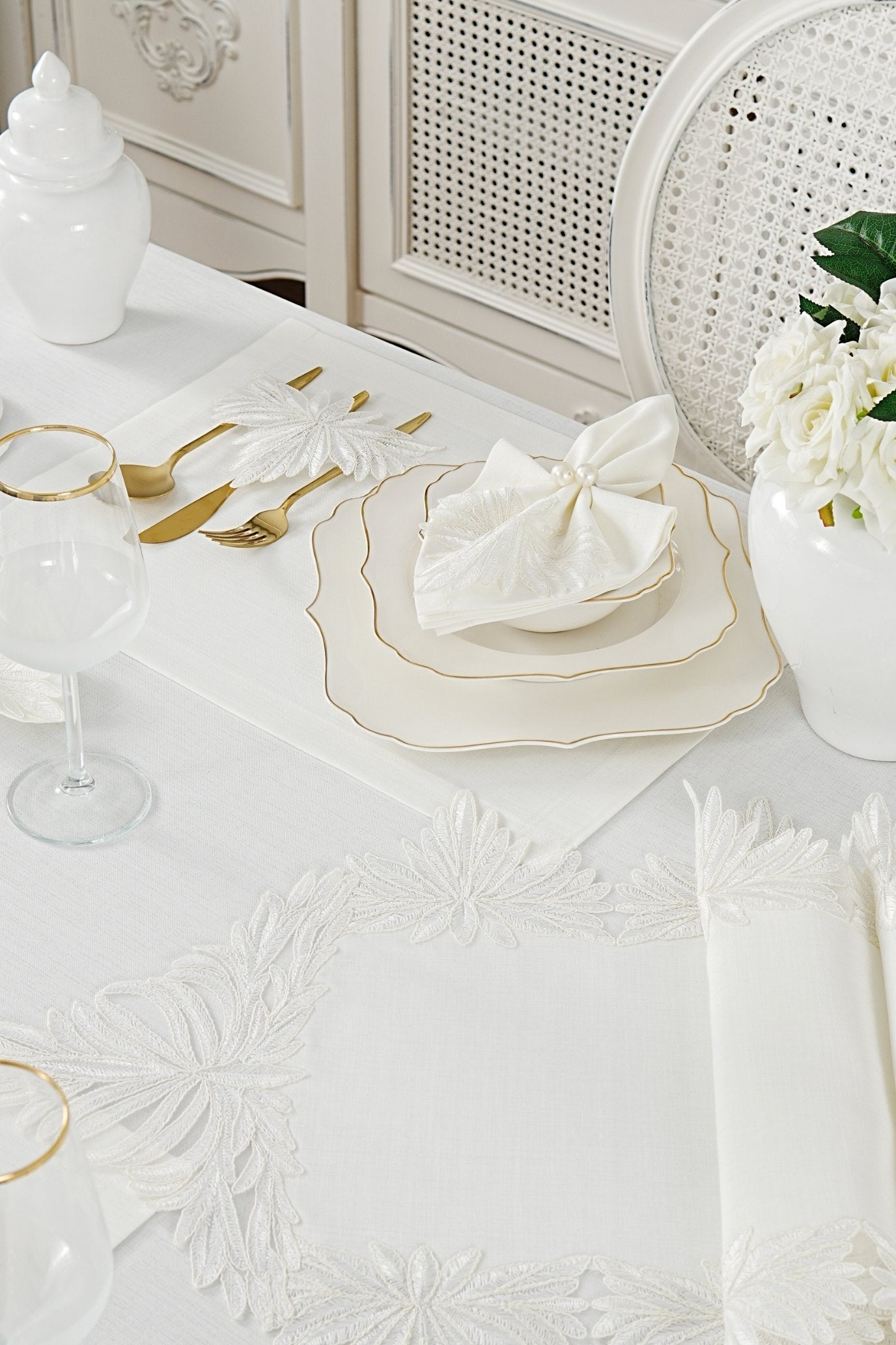 طقم مفارش سفرة كامل مزين بدانتيل اوف وايت - موديل ديدم  – ٣٨ قطعة – ١٢ شخص - قماش كتان مقاوم للبقع