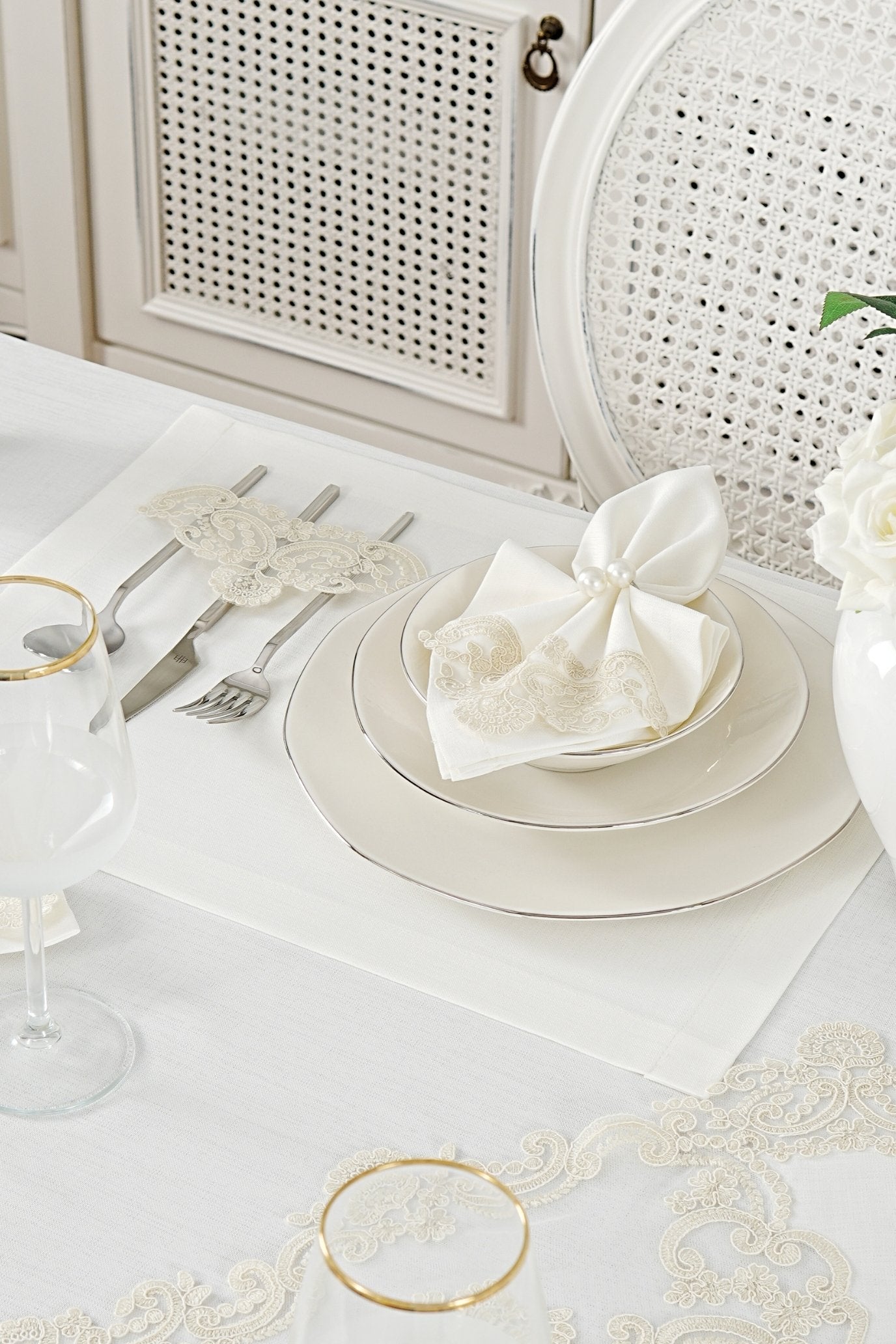 طقم مفارش سفرة كامل مزين بدانتيل اوف وايت - موديل فينتاج  – ٣٨ قطعة – ١٢ شخص - قماش كتان مقاوم للبقع