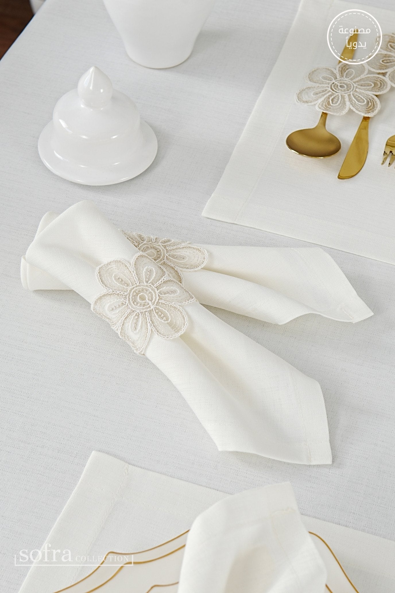 طقم مفارش سفرة مزين بدانتيل ذهبى - موديل فونيا – شامل المناديل - ٣٨ قطعة – ١٢ شخص - قماش كتان مقاوم للبقع