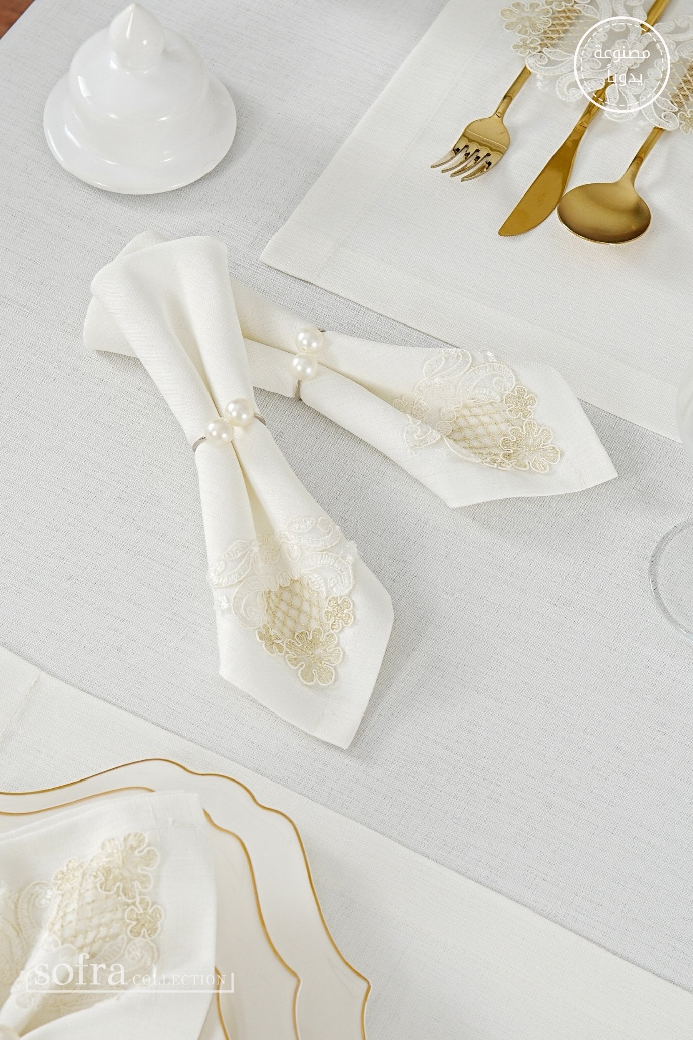 طقم مفارش سفرة كامل مزين بدانتيل ذهبى وأوف وايت - موديل سفير  – ٣٨ قطعة – ١٢ شخص - قماش كتان مقاوم للبقع